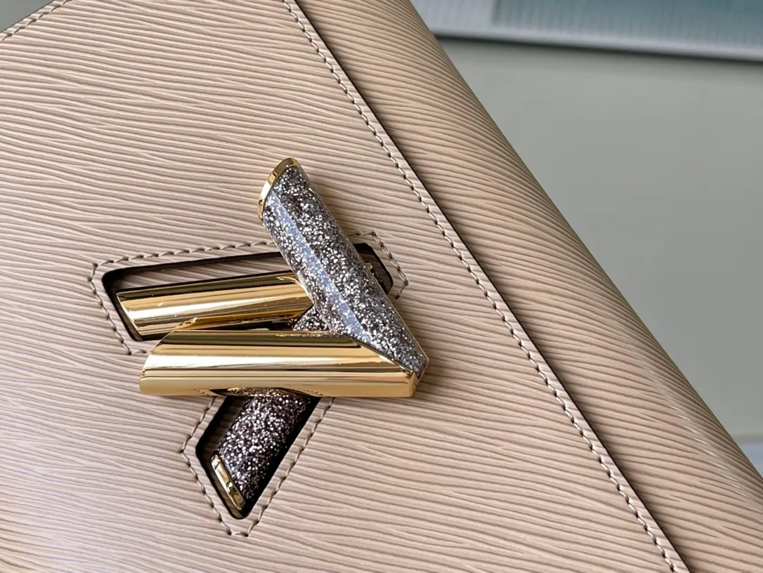 💰1160 (top layer leather) top original single M59033 apricot. This Twist medium handbag is made of Epi leather. The iconic LV Twist twist lock is constructed with moonstone, which is considered to protect the spirit and bring positive emotions. The moonstone is then used to highlight the sometimes clear and sometimes rich light and shadow changes of the moonstone. Dimensions: 23.0 x 17.0 x 9.5 cm (length x height x width)