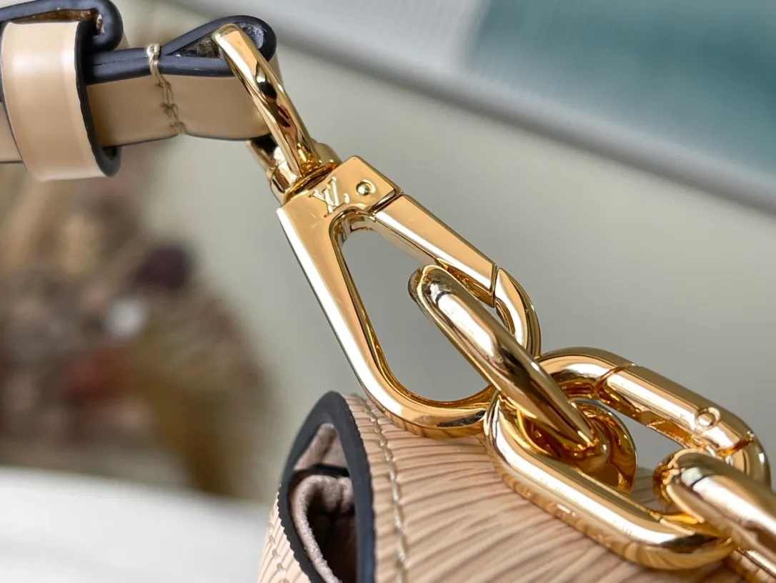 💰1160 (top layer leather) top original single M59033 apricot. This Twist medium handbag is made of Epi leather. The iconic LV Twist twist lock is constructed with moonstone, which is considered to protect the spirit and bring positive emotions. The moonstone is then used to highlight the sometimes clear and sometimes rich light and shadow changes of the moonstone. Dimensions: 23.0 x 17.0 x 9.5 cm (length x height x width)
