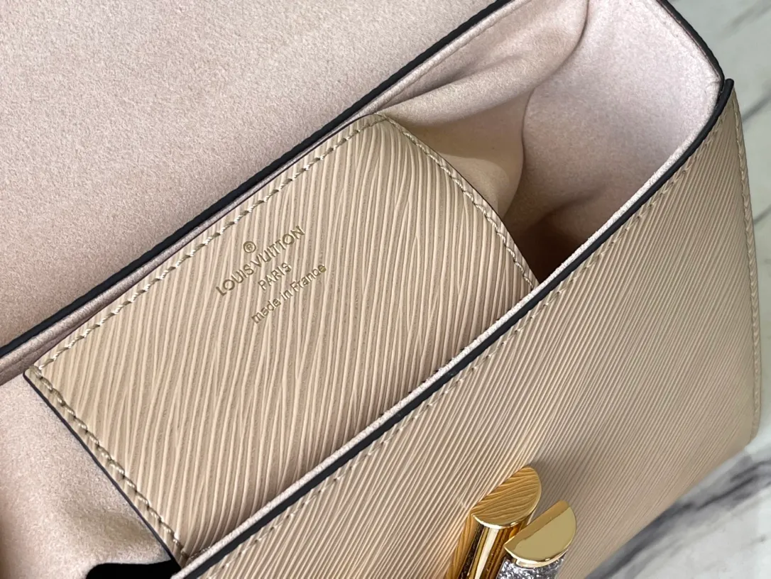 💰1160 (top layer leather) top original single M59033 apricot. This Twist medium handbag is made of Epi leather. The iconic LV Twist twist lock is constructed with moonstone, which is considered to protect the spirit and bring positive emotions. The moonstone is then used to highlight the sometimes clear and sometimes rich light and shadow changes of the moonstone. Dimensions: 23.0 x 17.0 x 9.5 cm (length x height x width)