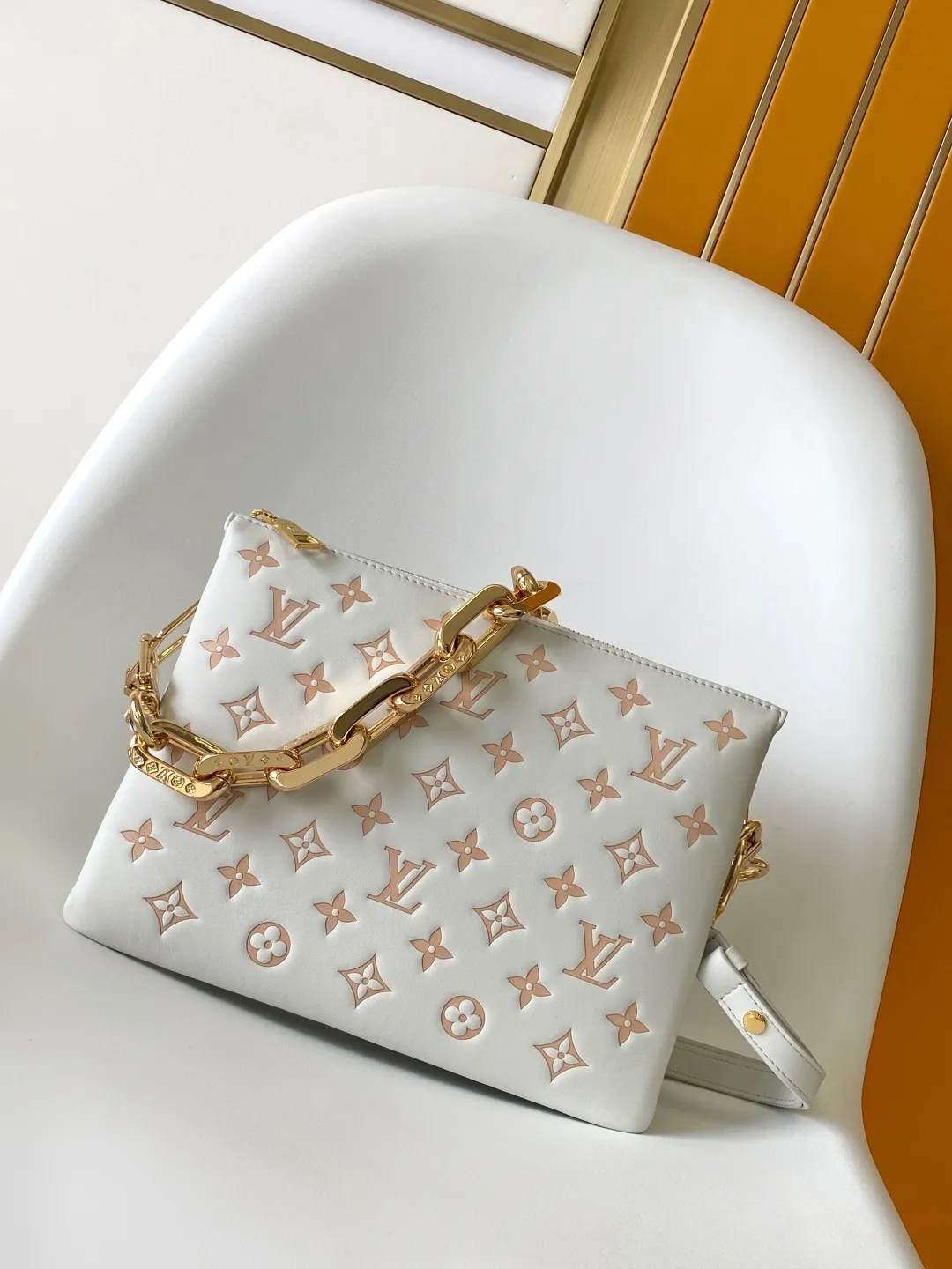 💰1280 (top-grain leather) top-grade original M14503 top-grade sheepskin top-grade original dynamic 163 This Coussin small handbag comes from the Spring In The City series, using classic Monogram Empreinte leather to create a two-tone effect of different shades. The rugged LV chain is embellished with shiny shell details. The perfect size can easily store your daily needs. It can be worn cross-body, shoulder or hand-held. 26.0 x 20.0 x 12.0 cm (Length x Height x Width) • Lambskin • Cow leather trim • Cow leather lining • Metal hardware and shells • Zip closure • Holds a 6.7" smartphone, Victorine short wallet, keys, headphones and lipstick • Shoulder strap: removable, adjustable • Half-length strap: 33.0 cm • Strap half length adjustable to: 52.0 cm • Chain: removable • Chain half length: 27.0 cm