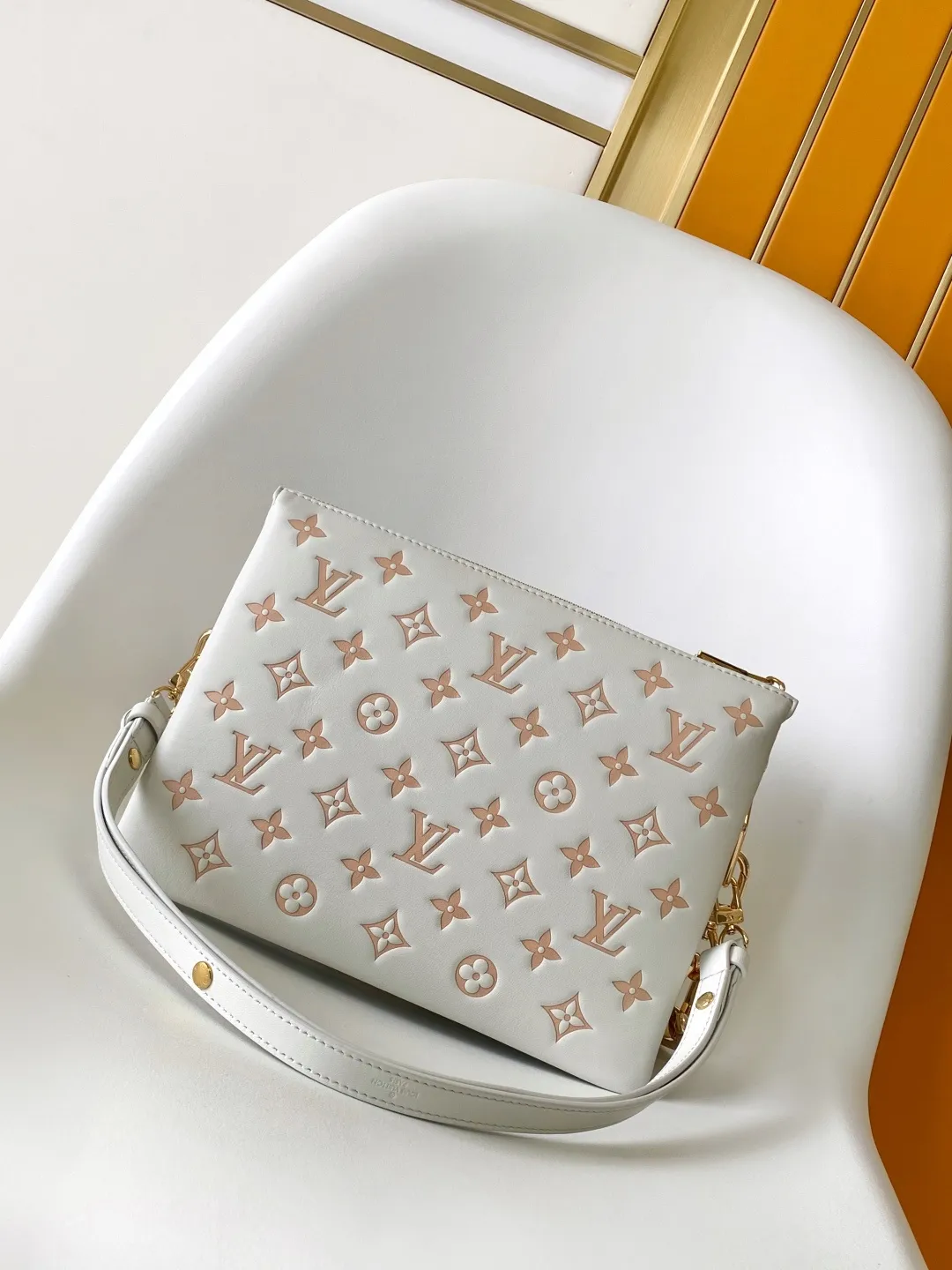 💰1280 (top-grain leather) top-grade original M14503 top-grade sheepskin top-grade original dynamic 163 This Coussin small handbag comes from the Spring In The City series, using classic Monogram Empreinte leather to create a two-tone effect of different shades. The rugged LV chain is embellished with shiny shell details. The perfect size can easily store your daily needs. It can be worn cross-body, shoulder or hand-held. 26.0 x 20.0 x 12.0 cm (Length x Height x Width) • Lambskin • Cow leather trim • Cow leather lining • Metal hardware and shells • Zip closure • Holds a 6.7" smartphone, Victorine short wallet, keys, headphones and lipstick • Shoulder strap: removable, adjustable • Half-length strap: 33.0 cm • Strap half length adjustable to: 52.0 cm • Chain: removable • Chain half length: 27.0 cm
