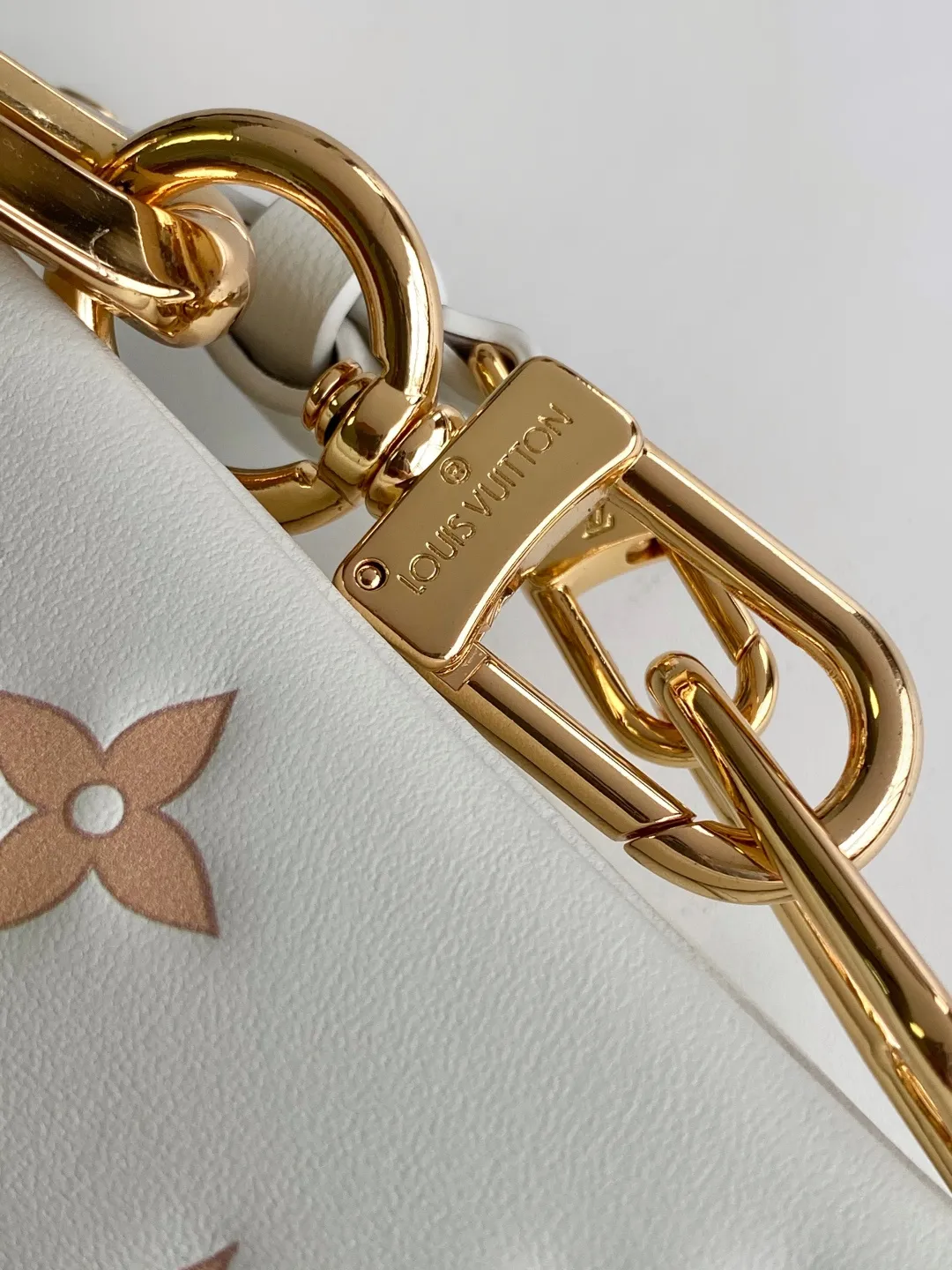 💰1280 (top-grain leather) top-grade original M14503 top-grade sheepskin top-grade original dynamic 163 This Coussin small handbag comes from the Spring In The City series, using classic Monogram Empreinte leather to create a two-tone effect of different shades. The rugged LV chain is embellished with shiny shell details. The perfect size can easily store your daily needs. It can be worn cross-body, shoulder or hand-held. 26.0 x 20.0 x 12.0 cm (Length x Height x Width) • Lambskin • Cow leather trim • Cow leather lining • Metal hardware and shells • Zip closure • Holds a 6.7" smartphone, Victorine short wallet, keys, headphones and lipstick • Shoulder strap: removable, adjustable • Half-length strap: 33.0 cm • Strap half length adjustable to: 52.0 cm • Chain: removable • Chain half length: 27.0 cm