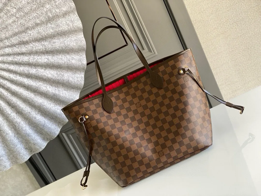 💰760 (Medium Steel Nail) Top Original N41358 NEVERFULL Medium Handbag The legendary Neverfull handbag can always meet your various needs for handbags. It has a large capacity but is not bulky. It is stiff and soft to the touch, making it suitable for home and travel. Tighten the side ties and it instantly transforms into a stylish urban handbag. Loosen the straps and it transforms into a chic and practical handbag. The slender leather handle can be carried over the shoulder or between the arms. The model shown here is made of Damier Ebène canvas.  Detailed Features 31 x 28 x 14 cm (Length x Height x Width) Bag interior redesigned with vintage details inspired by the Louis Vuitton archives - Fabric-lined interior pocket Removable zip clutch with matching interior Natural cowhide leather trim Shiny gold-tone brass hardware Handles: Double handle