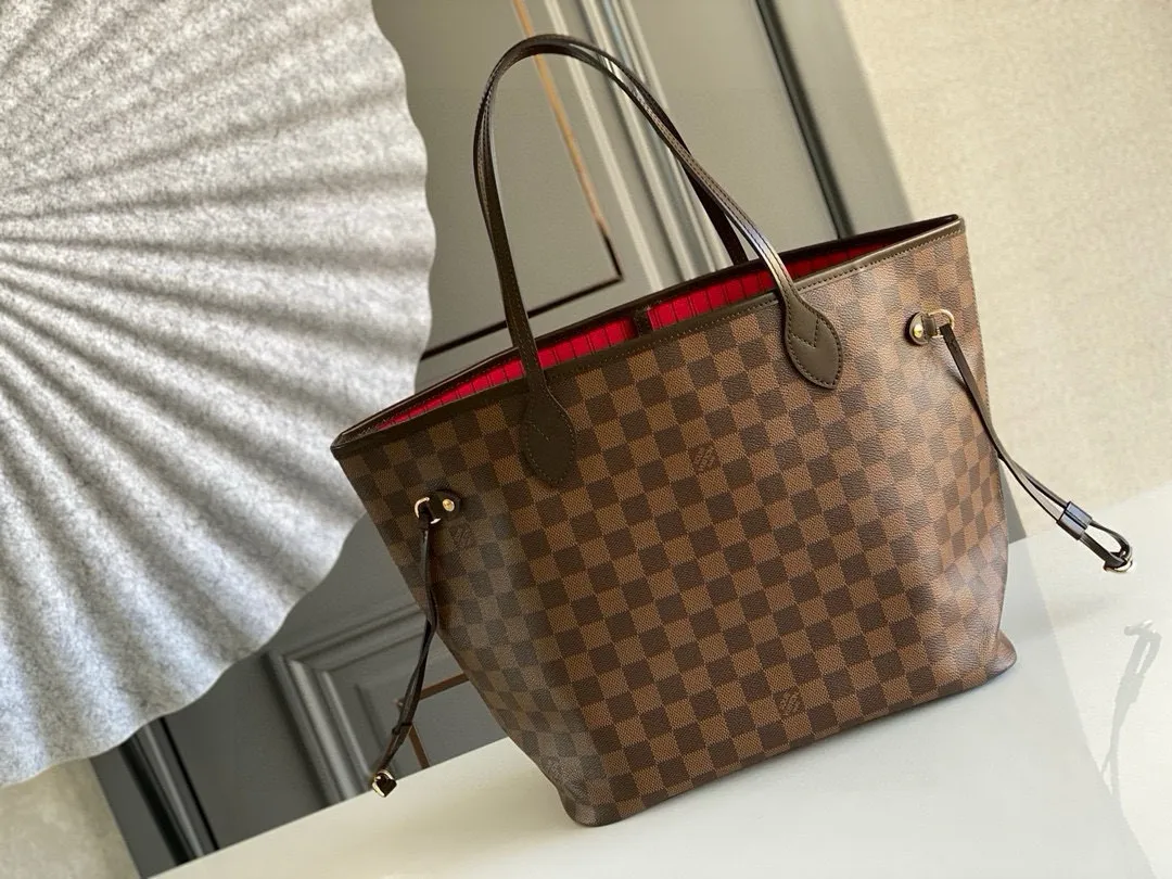 💰760 (Medium Steel Nail) Top Original N41358 NEVERFULL Medium Handbag The legendary Neverfull handbag can always meet your various needs for handbags. It has a large capacity but is not bulky. It is stiff and soft to the touch, making it suitable for home and travel. Tighten the side ties and it instantly transforms into a stylish urban handbag. Loosen the straps and it transforms into a chic and practical handbag. The slender leather handle can be carried over the shoulder or between the arms. The model shown here is made of Damier Ebène canvas.  Detailed Features 31 x 28 x 14 cm (Length x Height x Width) Bag interior redesigned with vintage details inspired by the Louis Vuitton archives - Fabric-lined interior pocket Removable zip clutch with matching interior Natural cowhide leather trim Shiny gold-tone brass hardware Handles: Double handle