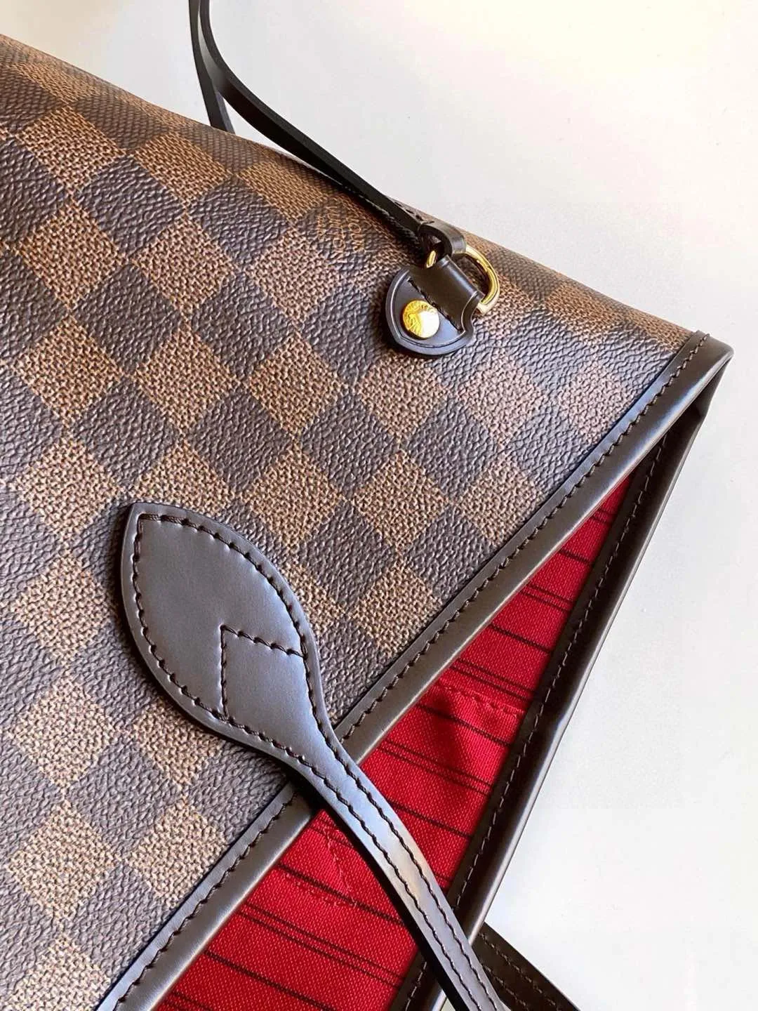 💰760 (Medium Steel Nail) Top Original N41358 NEVERFULL Medium Handbag The legendary Neverfull handbag can always meet your various needs for handbags. It has a large capacity but is not bulky. It is stiff and soft to the touch, making it suitable for home and travel. Tighten the side ties and it instantly transforms into a stylish urban handbag. Loosen the straps and it transforms into a chic and practical handbag. The slender leather handle can be carried over the shoulder or between the arms. The model shown here is made of Damier Ebène canvas.  Detailed Features 31 x 28 x 14 cm (Length x Height x Width) Bag interior redesigned with vintage details inspired by the Louis Vuitton archives - Fabric-lined interior pocket Removable zip clutch with matching interior Natural cowhide leather trim Shiny gold-tone brass hardware Handles: Double handle