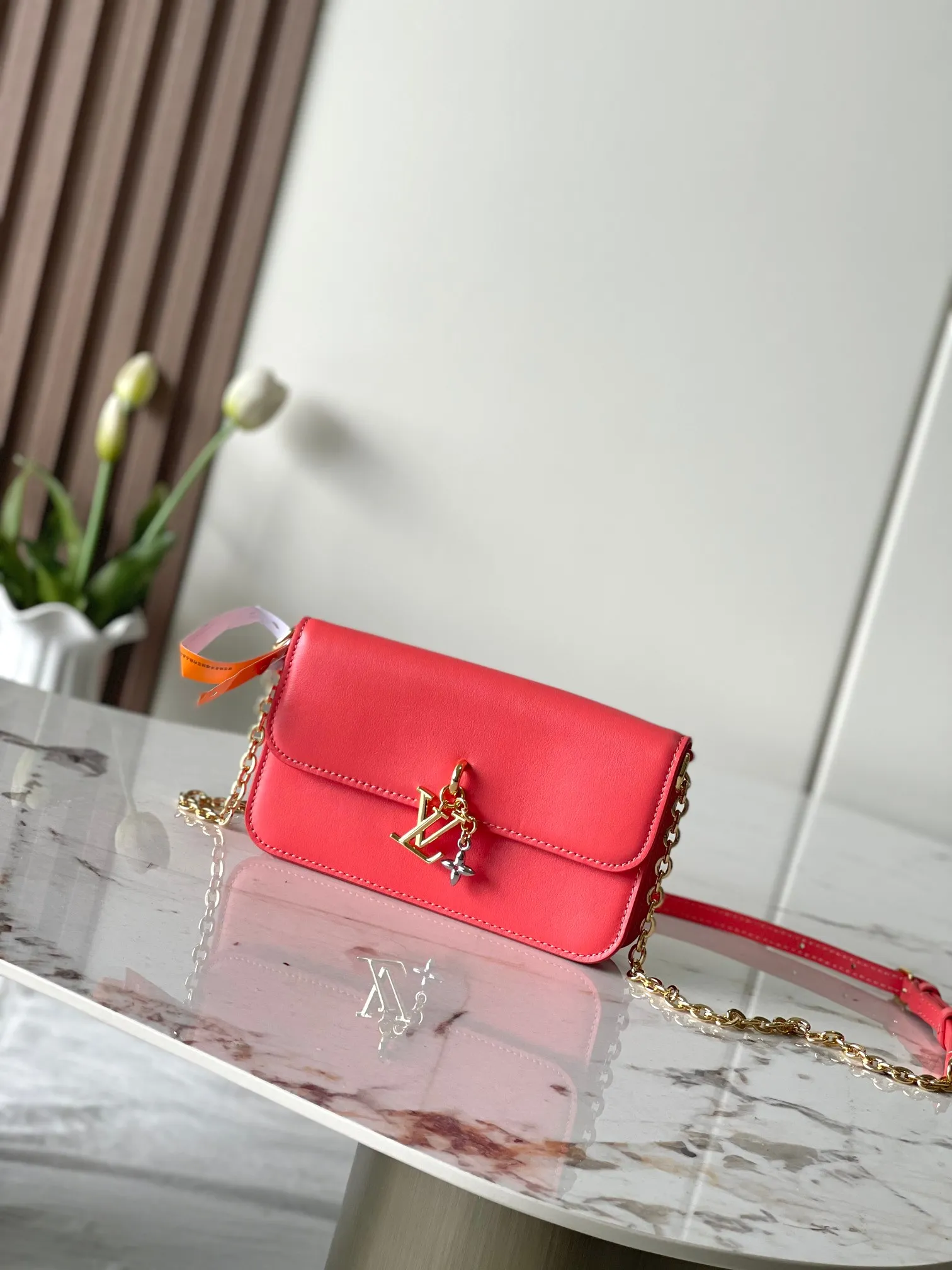 💰860 (top layer leather) top original single M14564 black M14547 blue M14581 apricot M14548 rose authentic development This Wallet On Chain handbag is from the Louis Vuitton LV Bloom series. It is cut from cow leather in a fashionable and practical configuration. It's decorated with embellishments inspired by the brand's iconic Monogram pattern. There's plenty of space to store a smartphone, and contrasting metal hardware adds an elegant touch. Dimensions: 11.5 x 4 x 20 cm (H x W x Length)