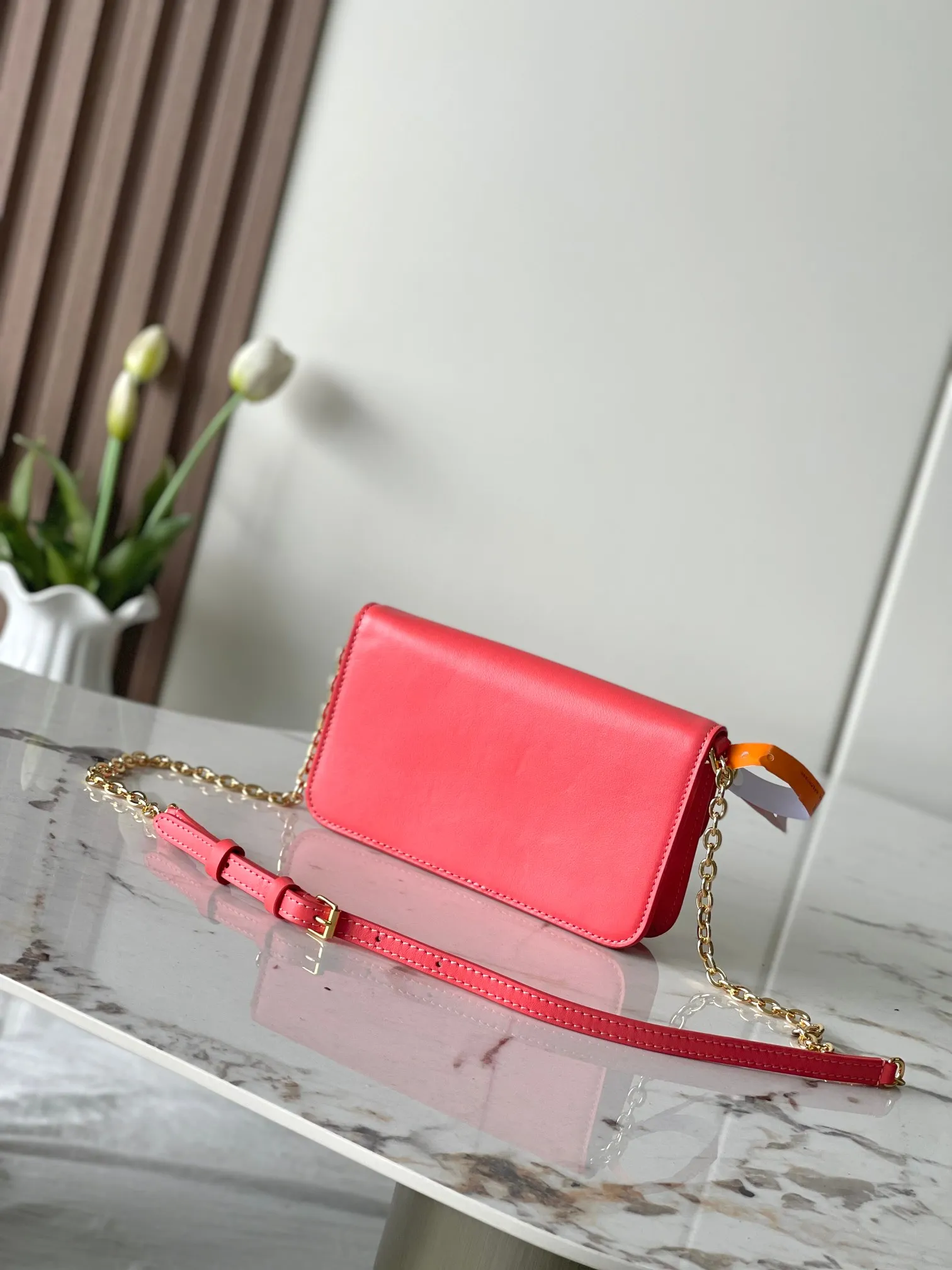 💰860 (top layer leather) top original single M14564 black M14547 blue M14581 apricot M14548 rose authentic development This Wallet On Chain handbag is from the Louis Vuitton LV Bloom series. It is cut from cow leather in a fashionable and practical configuration. It's decorated with embellishments inspired by the brand's iconic Monogram pattern. There's plenty of space to store a smartphone, and contrasting metal hardware adds an elegant touch. Dimensions: 11.5 x 4 x 20 cm (H x W x Length)