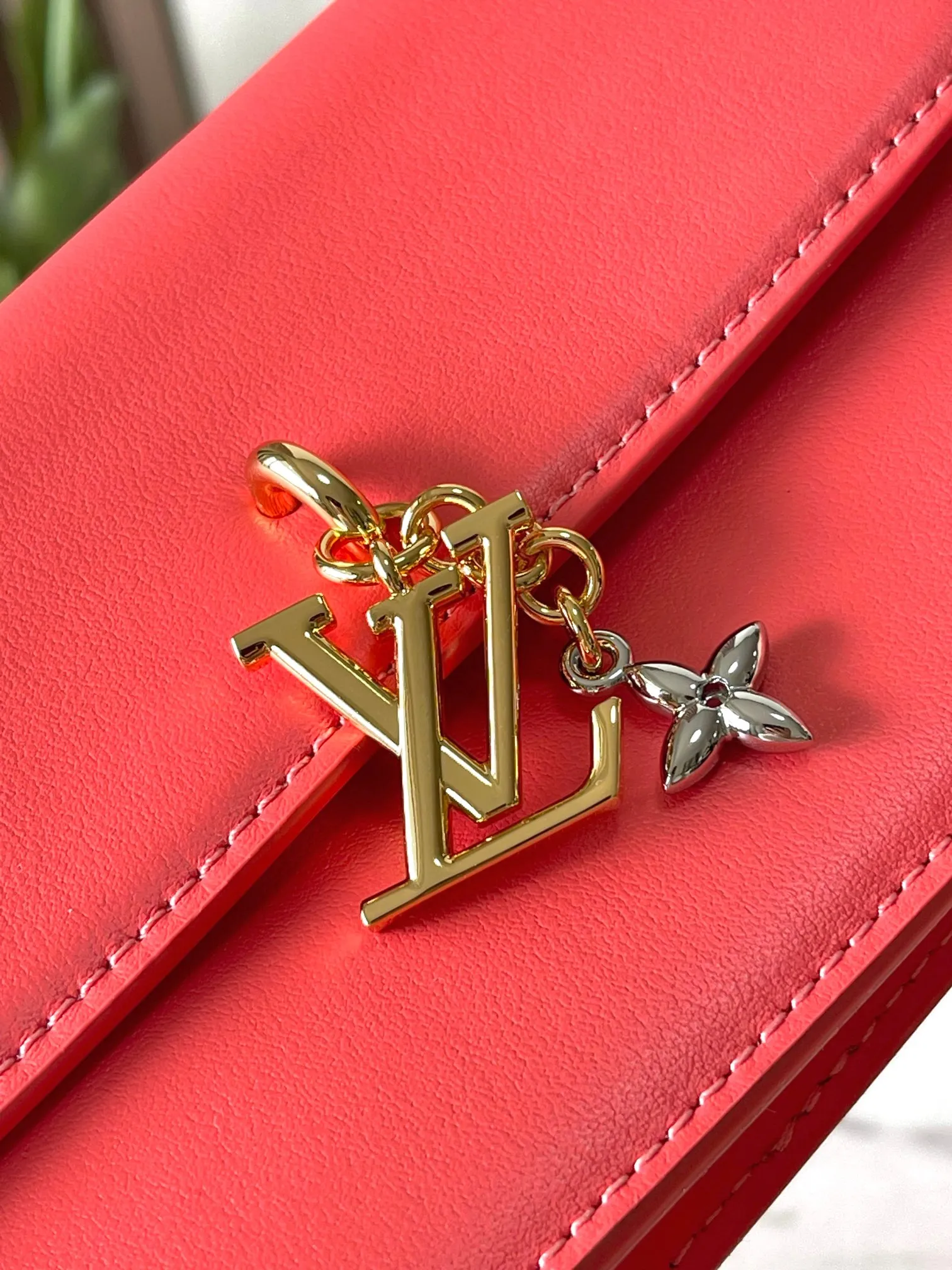 💰860 (top layer leather) top original single M14564 black M14547 blue M14581 apricot M14548 rose authentic development This Wallet On Chain handbag is from the Louis Vuitton LV Bloom series. It is cut from cow leather in a fashionable and practical configuration. It's decorated with embellishments inspired by the brand's iconic Monogram pattern. There's plenty of space to store a smartphone, and contrasting metal hardware adds an elegant touch. Dimensions: 11.5 x 4 x 20 cm (H x W x Length)