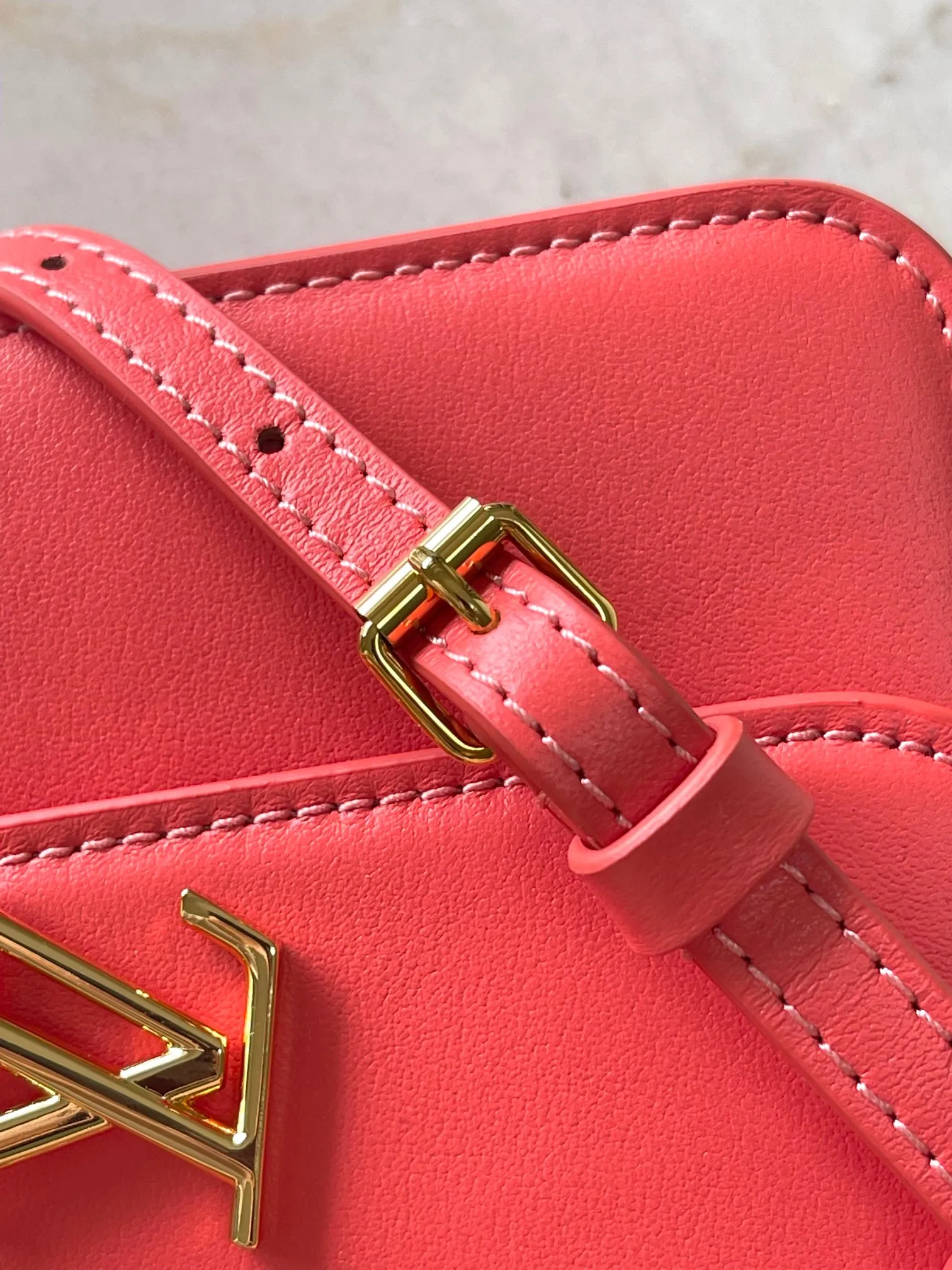 💰860 (top layer leather) top original single M14564 black M14547 blue M14581 apricot M14548 rose authentic development This Wallet On Chain handbag is from the Louis Vuitton LV Bloom series. It is cut from cow leather in a fashionable and practical configuration. It's decorated with embellishments inspired by the brand's iconic Monogram pattern. There's plenty of space to store a smartphone, and contrasting metal hardware adds an elegant touch. Dimensions: 11.5 x 4 x 20 cm (H x W x Length)