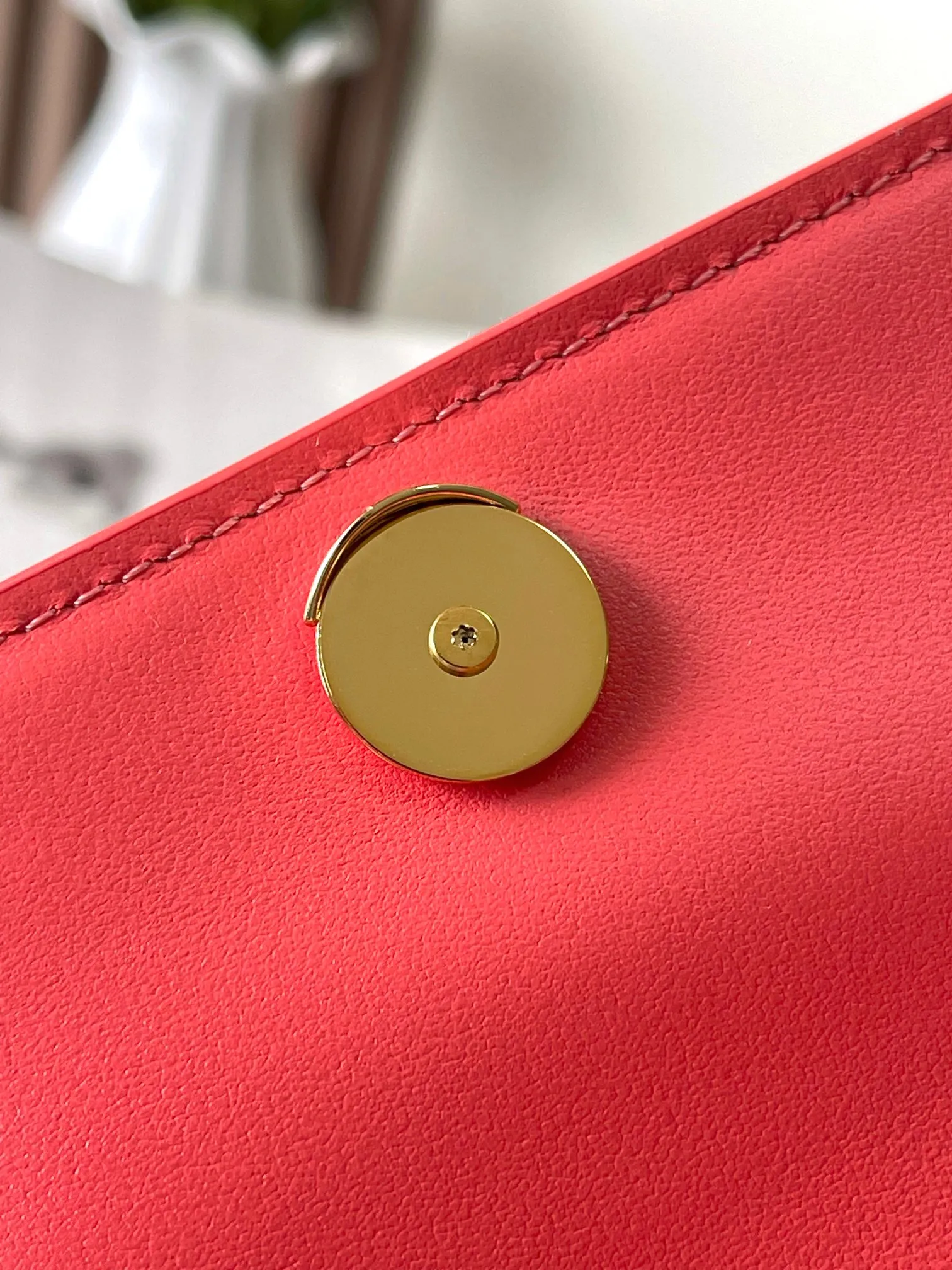 💰860 (top layer leather) top original single M14564 black M14547 blue M14581 apricot M14548 rose authentic development This Wallet On Chain handbag is from the Louis Vuitton LV Bloom series. It is cut from cow leather in a fashionable and practical configuration. It's decorated with embellishments inspired by the brand's iconic Monogram pattern. There's plenty of space to store a smartphone, and contrasting metal hardware adds an elegant touch. Dimensions: 11.5 x 4 x 20 cm (H x W x Length)