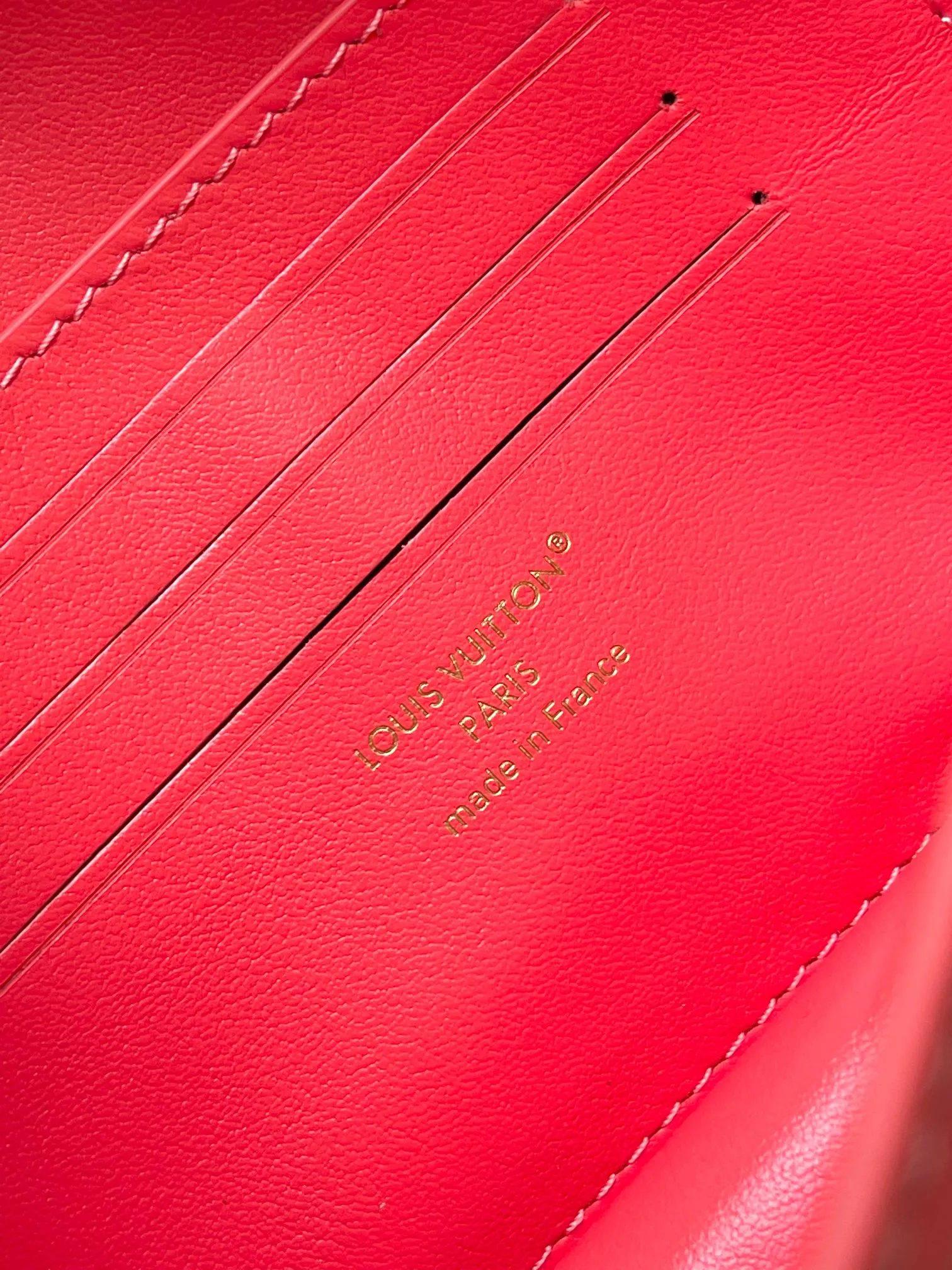 💰860 (top layer leather) top original single M14564 black M14547 blue M14581 apricot M14548 rose authentic development This Wallet On Chain handbag is from the Louis Vuitton LV Bloom series. It is cut from cow leather in a fashionable and practical configuration. It's decorated with embellishments inspired by the brand's iconic Monogram pattern. There's plenty of space to store a smartphone, and contrasting metal hardware adds an elegant touch. Dimensions: 11.5 x 4 x 20 cm (H x W x Length)