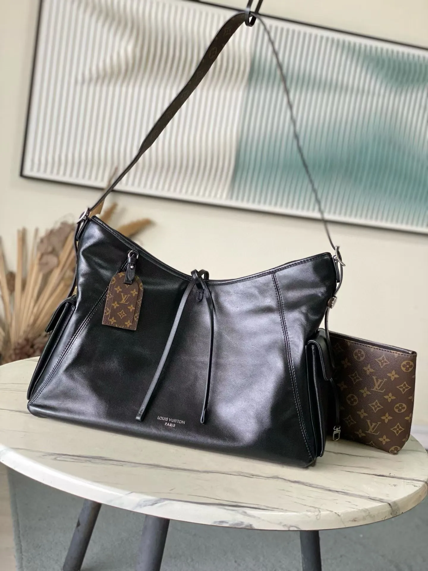 💰1720 (top-grain leather) top original order M15175 This Carry All TravelBag handbag is made of soft cow leather, with Monogram canvas elements for the brand name and lining, making it a good travel choice with its elegant design. Multiple pockets such as side compartments are considered functionally, and the detachable and adjustable shoulder straps provide a comfortable shoulder-carrying experience. Dimensions: 45 × 29 × 20cm