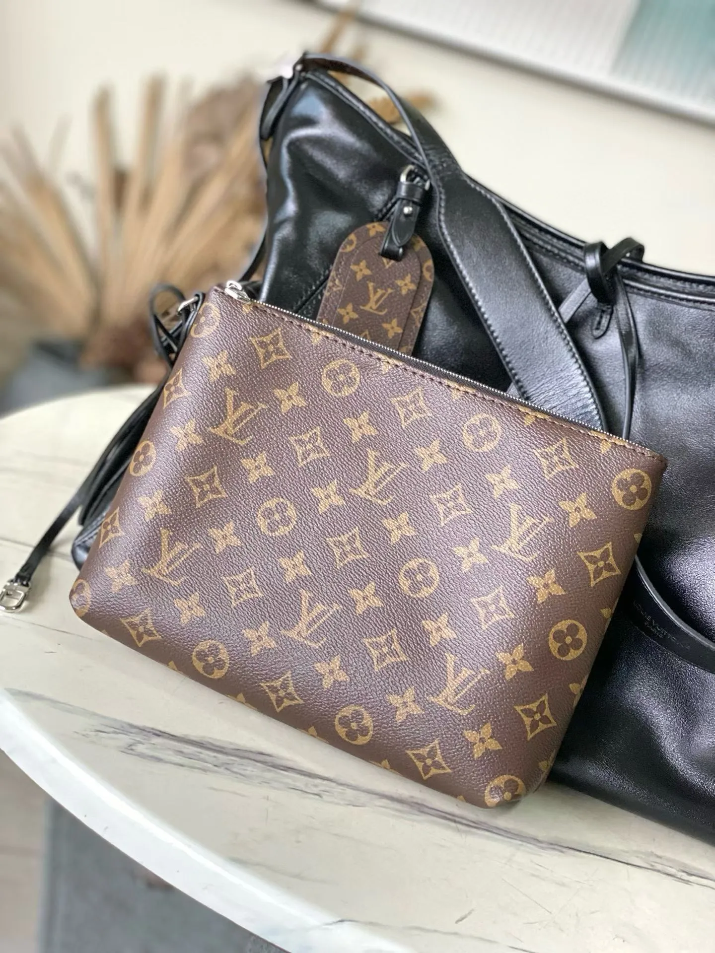 💰1720 (top-grain leather) top original order M15175 This Carry All TravelBag handbag is made of soft cow leather, with Monogram canvas elements for the brand name and lining, making it a good travel choice with its elegant design. Multiple pockets such as side compartments are considered functionally, and the detachable and adjustable shoulder straps provide a comfortable shoulder-carrying experience. Dimensions: 45 × 29 × 20cm