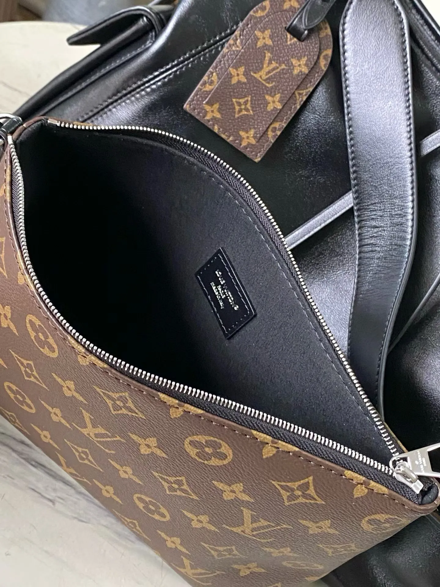 💰1720 (top-grain leather) top original order M15175 This Carry All TravelBag handbag is made of soft cow leather, with Monogram canvas elements for the brand name and lining, making it a good travel choice with its elegant design. Multiple pockets such as side compartments are considered functionally, and the detachable and adjustable shoulder straps provide a comfortable shoulder-carrying experience. Dimensions: 45 × 29 × 20cm