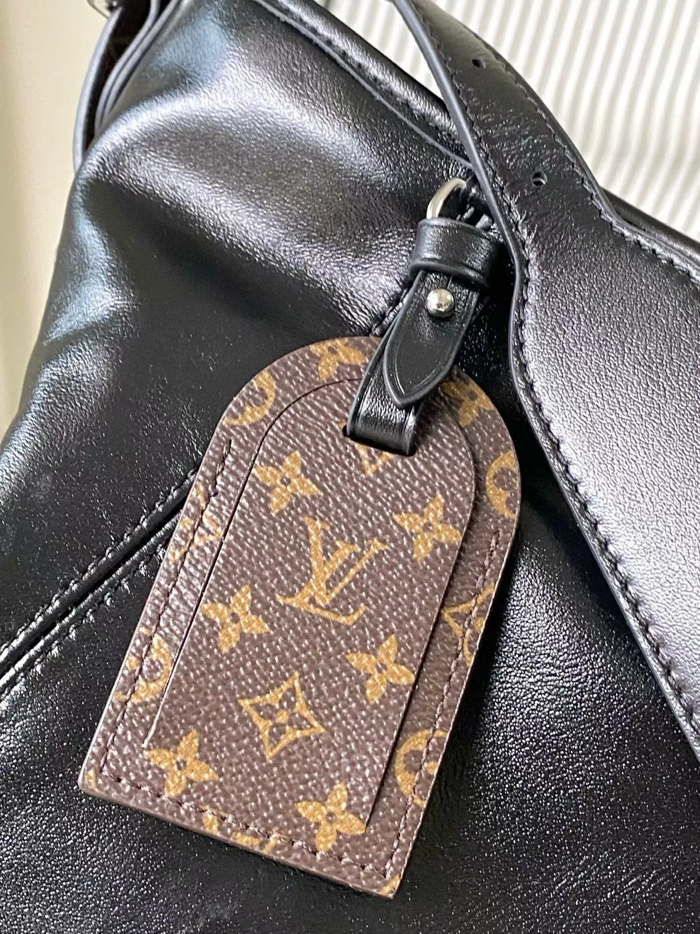 💰1720 (top-grain leather) top original order M15175 This Carry All TravelBag handbag is made of soft cow leather, with Monogram canvas elements for the brand name and lining, making it a good travel choice with its elegant design. Multiple pockets such as side compartments are considered functionally, and the detachable and adjustable shoulder straps provide a comfortable shoulder-carrying experience. Dimensions: 45 × 29 × 20cm