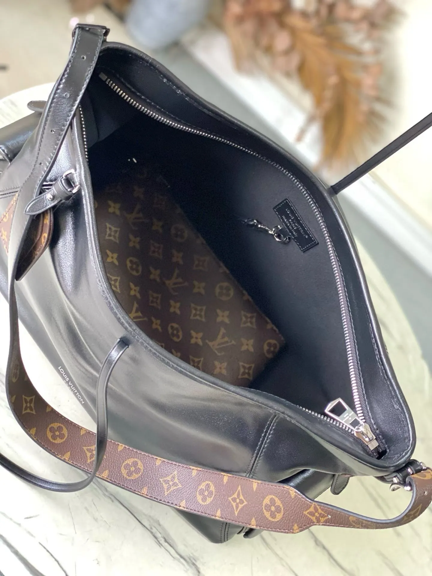 💰1720 (top-grain leather) top original order M15175 This Carry All TravelBag handbag is made of soft cow leather, with Monogram canvas elements for the brand name and lining, making it a good travel choice with its elegant design. Multiple pockets such as side compartments are considered functionally, and the detachable and adjustable shoulder straps provide a comfortable shoulder-carrying experience. Dimensions: 45 × 29 × 20cm
