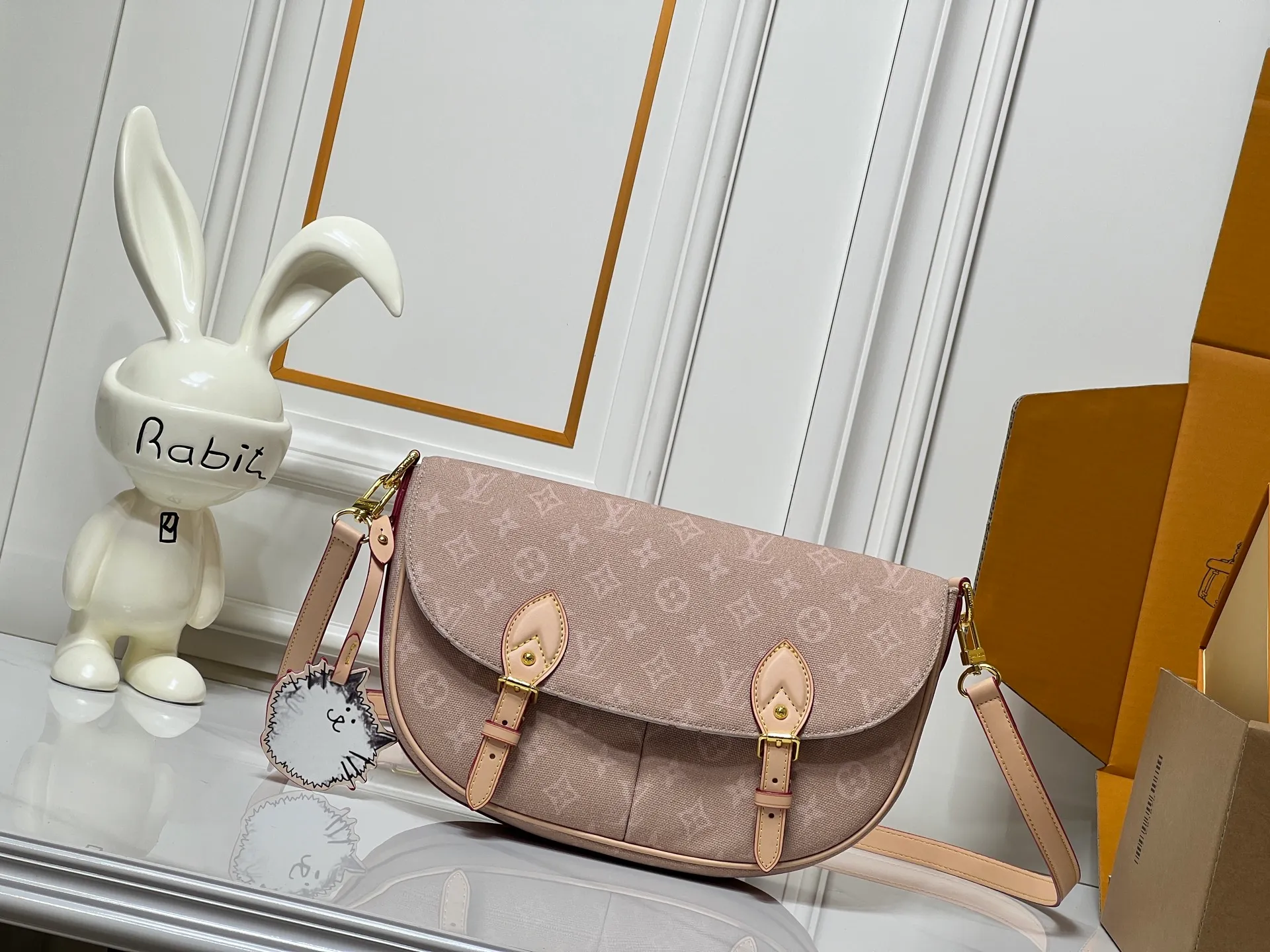Batch 300💰 The M15134 Escape handbag makes its eye-catching appearance in the LV Travels With Grace Coddington series. It is a canvas bag with a fun Meowgram pattern and cat-shaped leather decoration hand-painted by Coddington himself. The flexible design provides a variety of carrying methods and can easily accommodate various daily needs. Dimensions: 21 x 7 x 30 cm