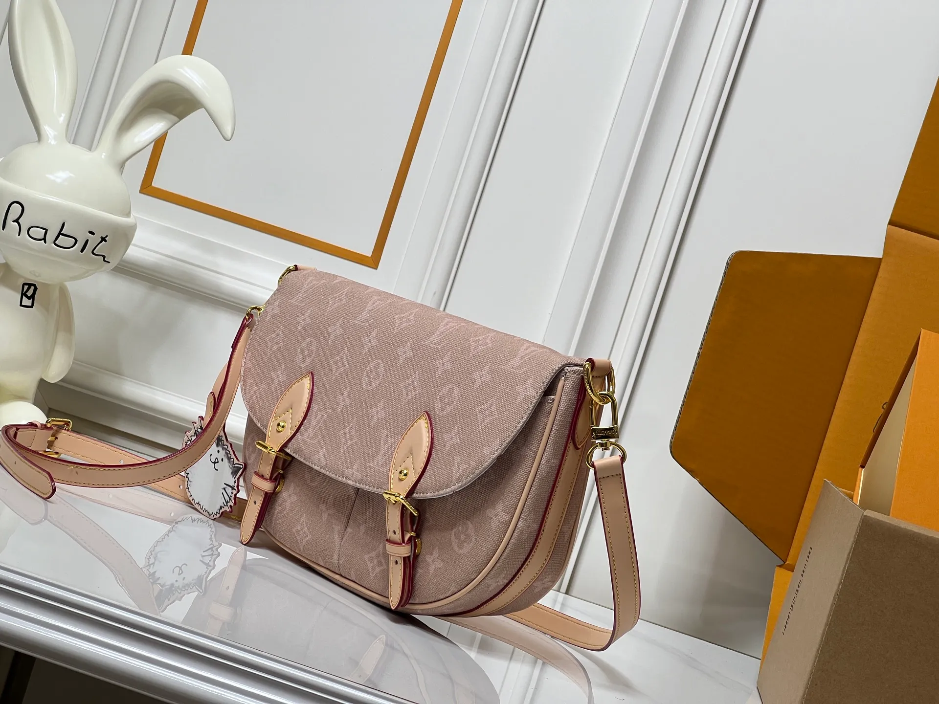 Batch 300💰 The M15134 Escape handbag makes its eye-catching appearance in the LV Travels With Grace Coddington series. It is a canvas bag with a fun Meowgram pattern and cat-shaped leather decoration hand-painted by Coddington himself. The flexible design provides a variety of carrying methods and can easily accommodate various daily needs. Dimensions: 21 x 7 x 30 cm