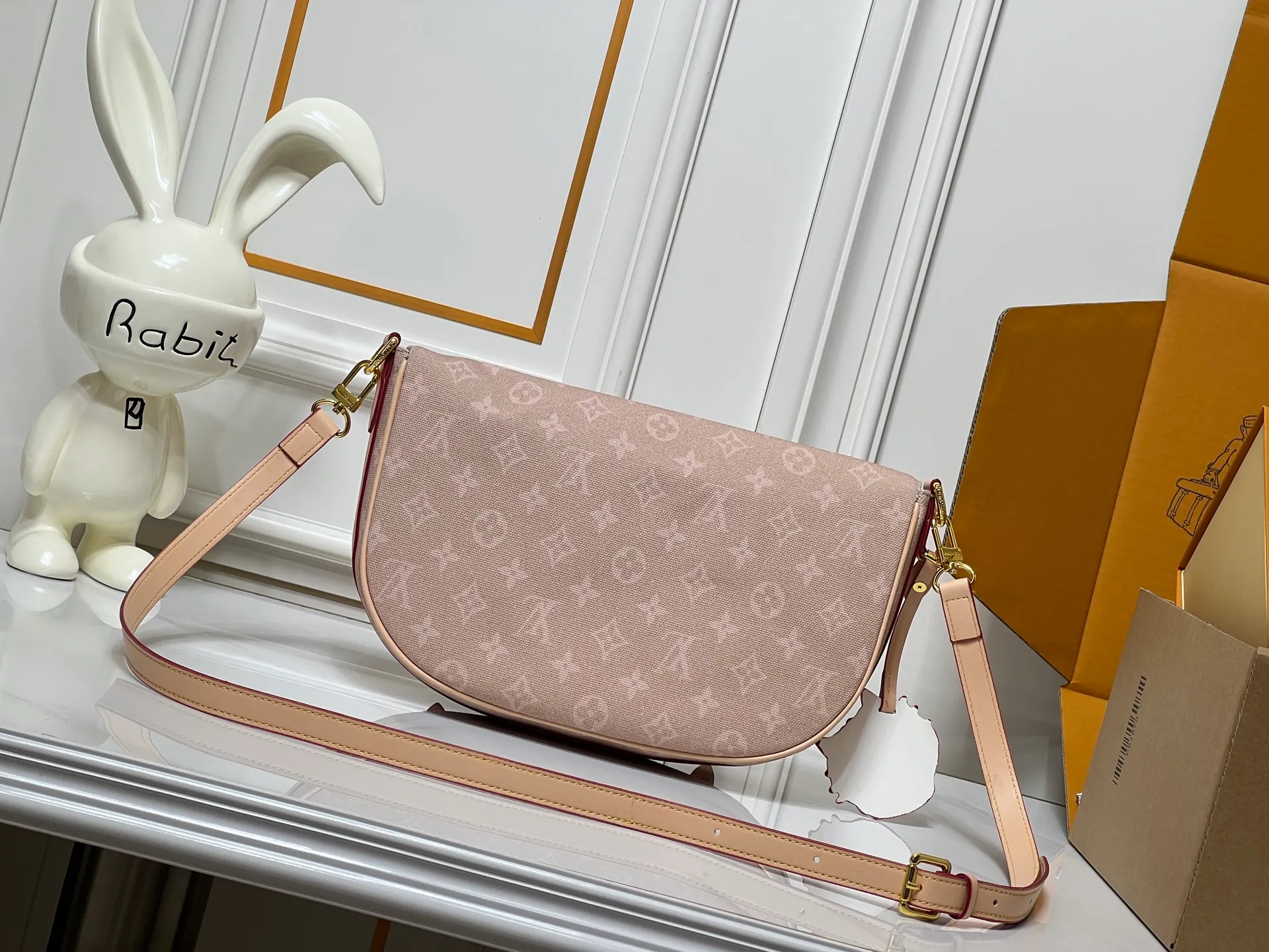 Batch 300💰 The M15134 Escape handbag makes its eye-catching appearance in the LV Travels With Grace Coddington series. It is a canvas bag with a fun Meowgram pattern and cat-shaped leather decoration hand-painted by Coddington himself. The flexible design provides a variety of carrying methods and can easily accommodate various daily needs. Dimensions: 21 x 7 x 30 cm