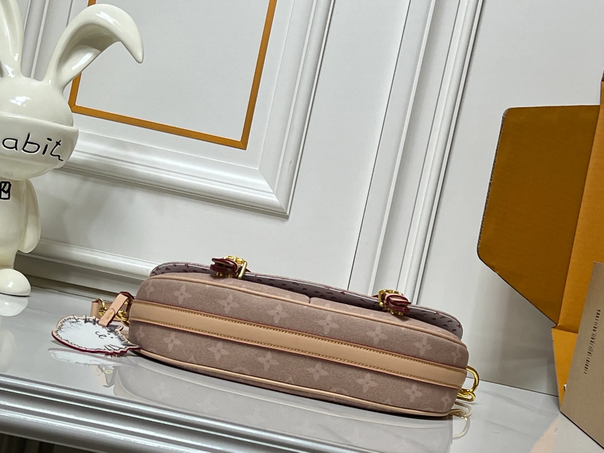 Batch 300💰 The M15134 Escape handbag makes its eye-catching appearance in the LV Travels With Grace Coddington series. It is a canvas bag with a fun Meowgram pattern and cat-shaped leather decoration hand-painted by Coddington himself. The flexible design provides a variety of carrying methods and can easily accommodate various daily needs. Dimensions: 21 x 7 x 30 cm