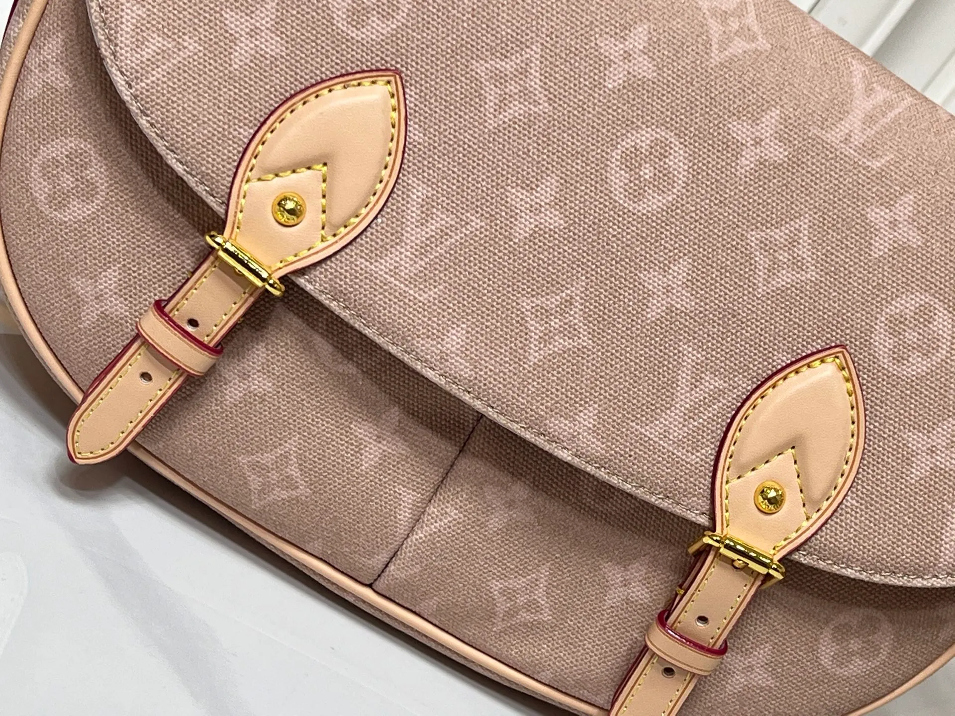 Batch 300💰 The M15134 Escape handbag makes its eye-catching appearance in the LV Travels With Grace Coddington series. It is a canvas bag with a fun Meowgram pattern and cat-shaped leather decoration hand-painted by Coddington himself. The flexible design provides a variety of carrying methods and can easily accommodate various daily needs. Dimensions: 21 x 7 x 30 cm