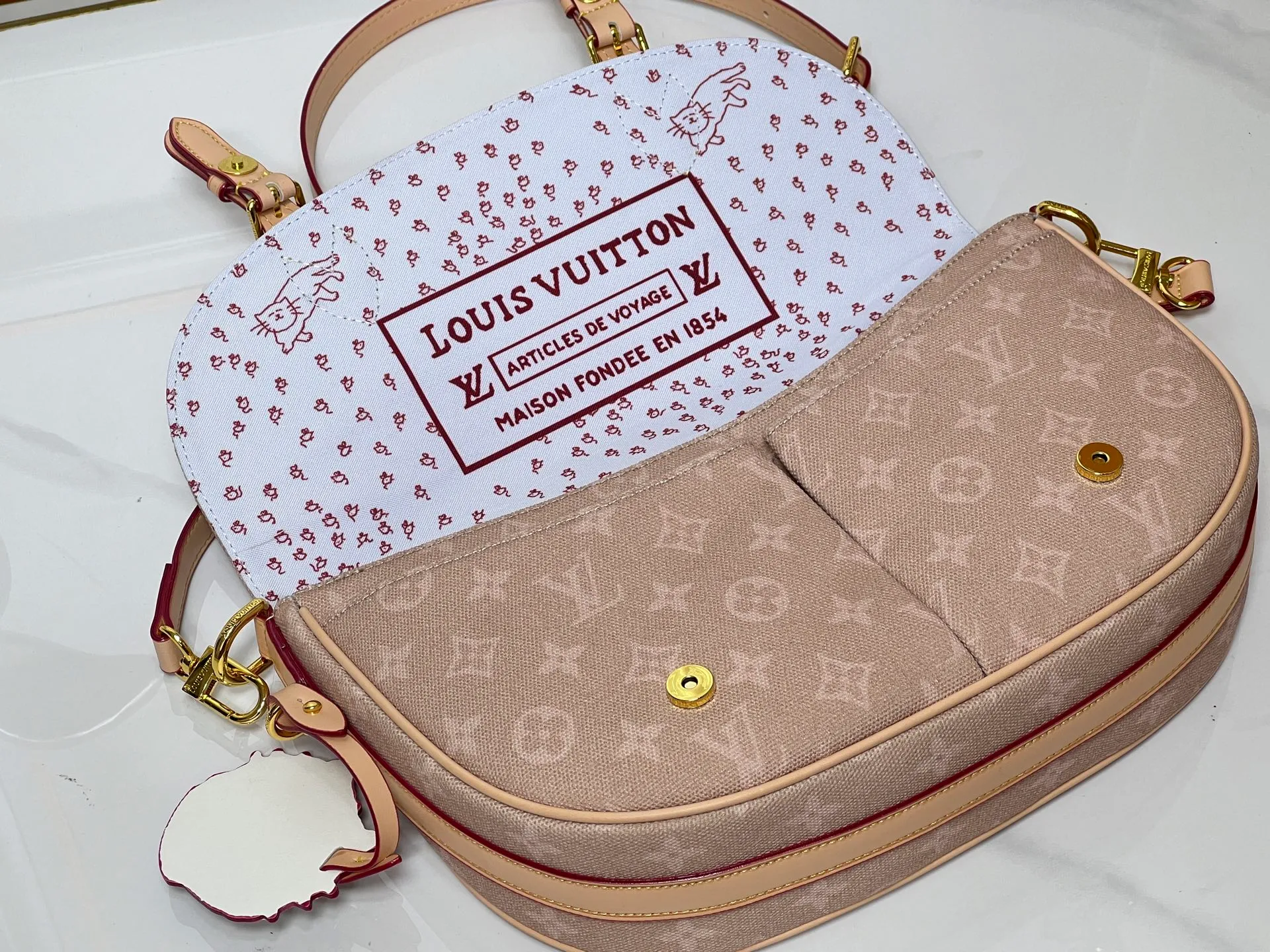 Batch 300💰 The M15134 Escape handbag makes its eye-catching appearance in the LV Travels With Grace Coddington series. It is a canvas bag with a fun Meowgram pattern and cat-shaped leather decoration hand-painted by Coddington himself. The flexible design provides a variety of carrying methods and can easily accommodate various daily needs. Dimensions: 21 x 7 x 30 cm