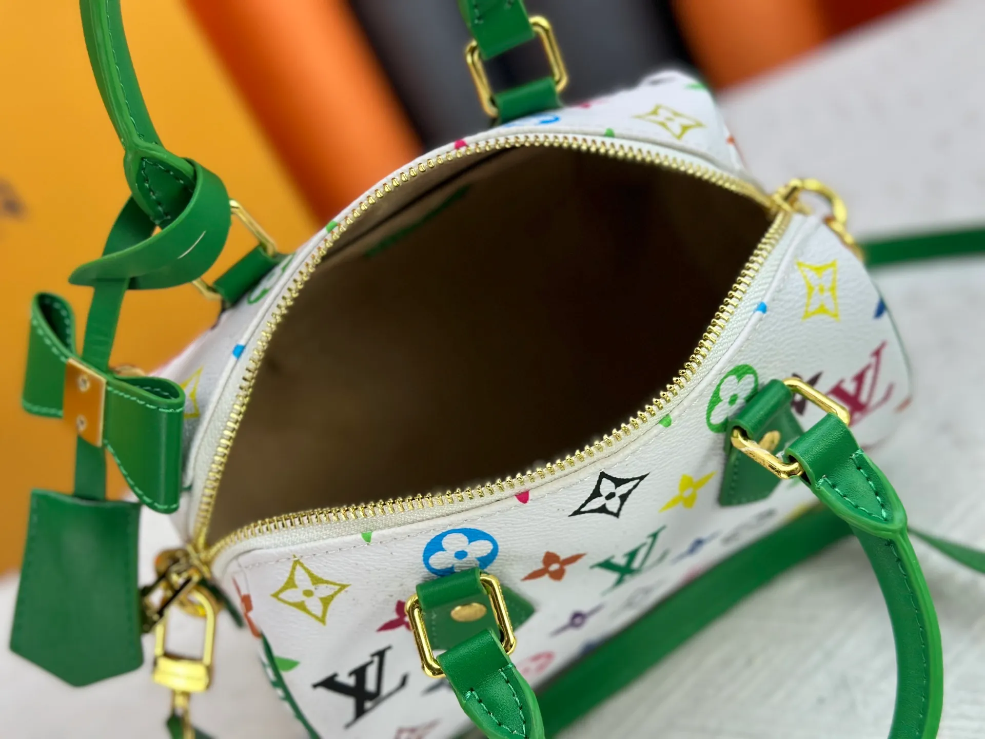 P260 upgraded original M58953 M46234 M46222 Speedy Bandoulière 20 handbag is made of soft coated canvas, and the full-length Monogram pattern is traced in colorful rainbow tones, highlighting the smart style of the Louis Vuitton x Murakami reissue series. The Toron handle and detachable shoulder strap are constructed of cow leather, the metal corners recall classic luggage elements, and the bow-shaped key bag and padlock add brand touches. Dimensions: 20.5 x 13.5 x 12.0 cm (length x height x width)