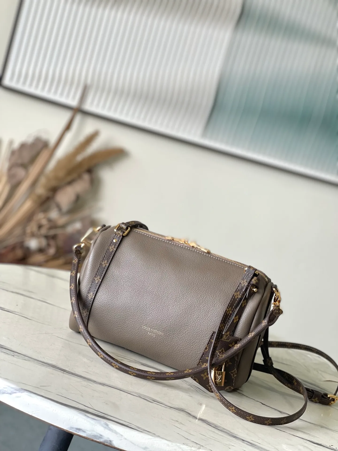 💰1140 (top layer leather) top original order M26360 This small Express handbag can be called an urban product, and its design is inspired by the brand’s classic Keepall travel bag. Carefully crafted from fine cow leather, decorated with Monogram classic pattern trim and lining, paired with metal hardware and iconic key cases and padlocks, it embodies the essence of Louis Vuitton's travel tradition. The compact size can accommodate daily belongings and can be carried in various ways, making it suitable for modern urban life. Dimensions: 26 × 17 × 13.5 cm
