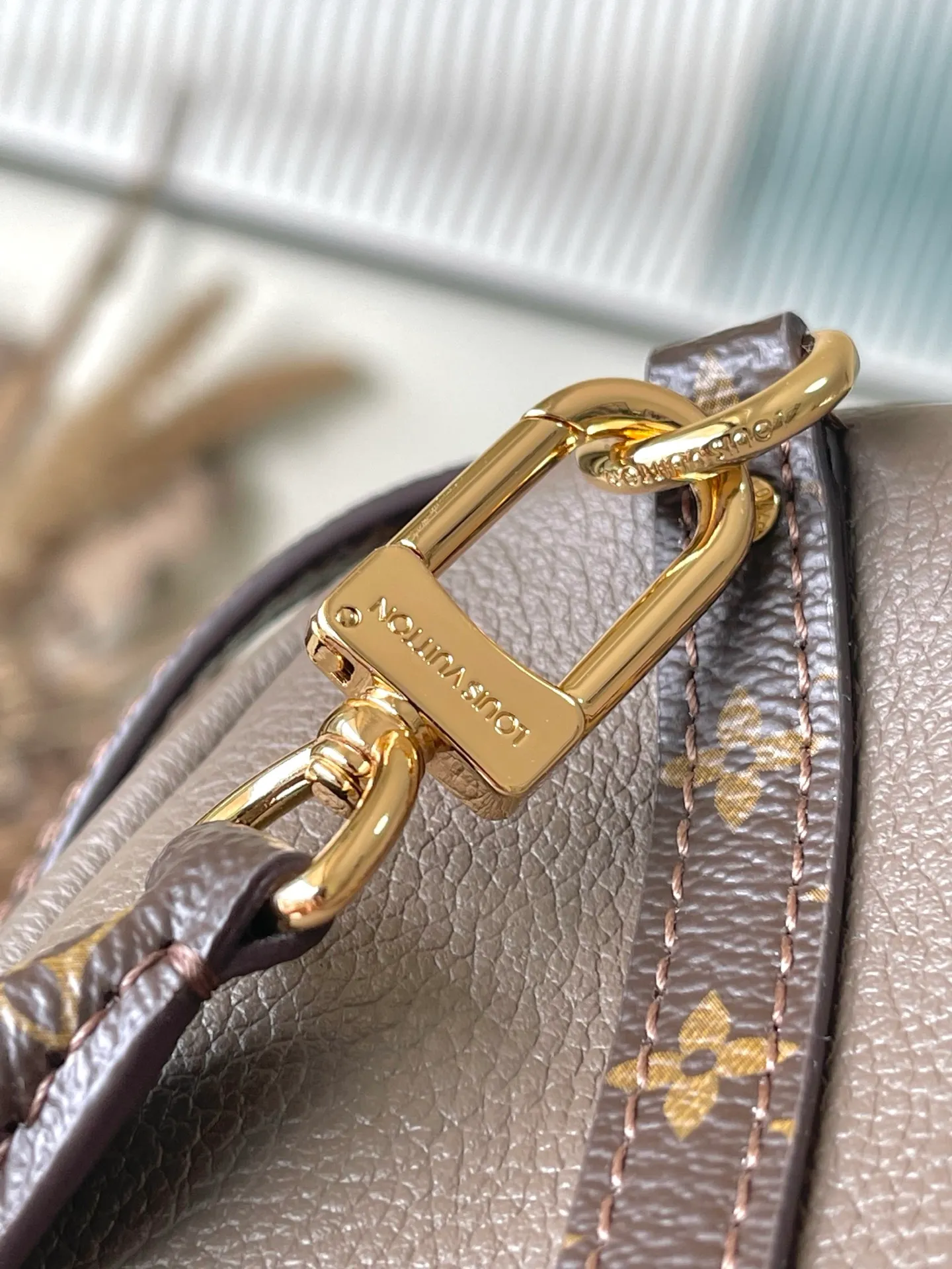 💰1140 (top layer leather) top original order M26360 This small Express handbag can be called an urban product, and its design is inspired by the brand’s classic Keepall travel bag. Carefully crafted from fine cow leather, decorated with Monogram classic pattern trim and lining, paired with metal hardware and iconic key cases and padlocks, it embodies the essence of Louis Vuitton's travel tradition. The compact size can accommodate daily belongings and can be carried in various ways, making it suitable for modern urban life. Dimensions: 26 × 17 × 13.5 cm