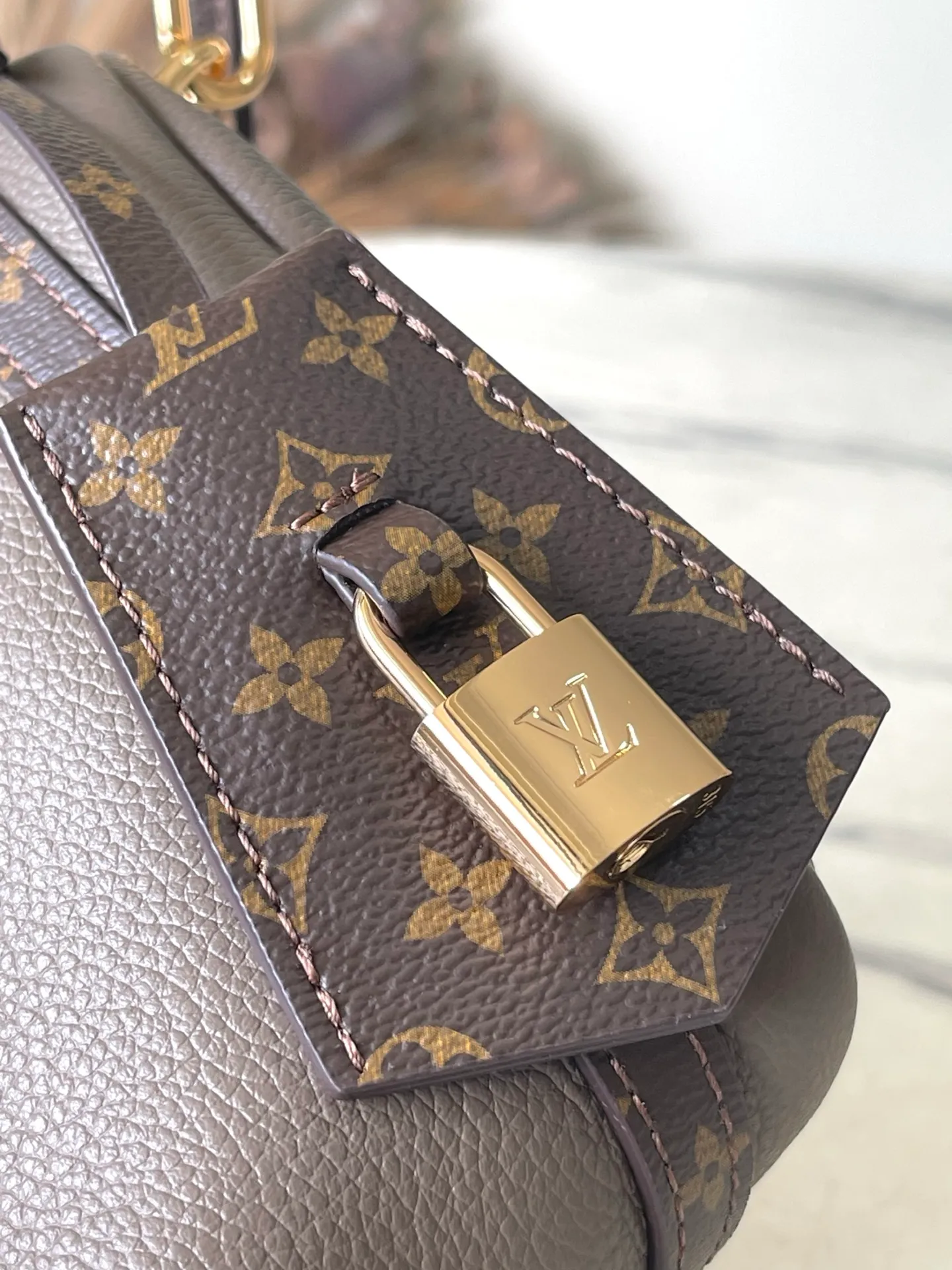 💰1140 (top layer leather) top original order M26360 This small Express handbag can be called an urban product, and its design is inspired by the brand’s classic Keepall travel bag. Carefully crafted from fine cow leather, decorated with Monogram classic pattern trim and lining, paired with metal hardware and iconic key cases and padlocks, it embodies the essence of Louis Vuitton's travel tradition. The compact size can accommodate daily belongings and can be carried in various ways, making it suitable for modern urban life. Dimensions: 26 × 17 × 13.5 cm