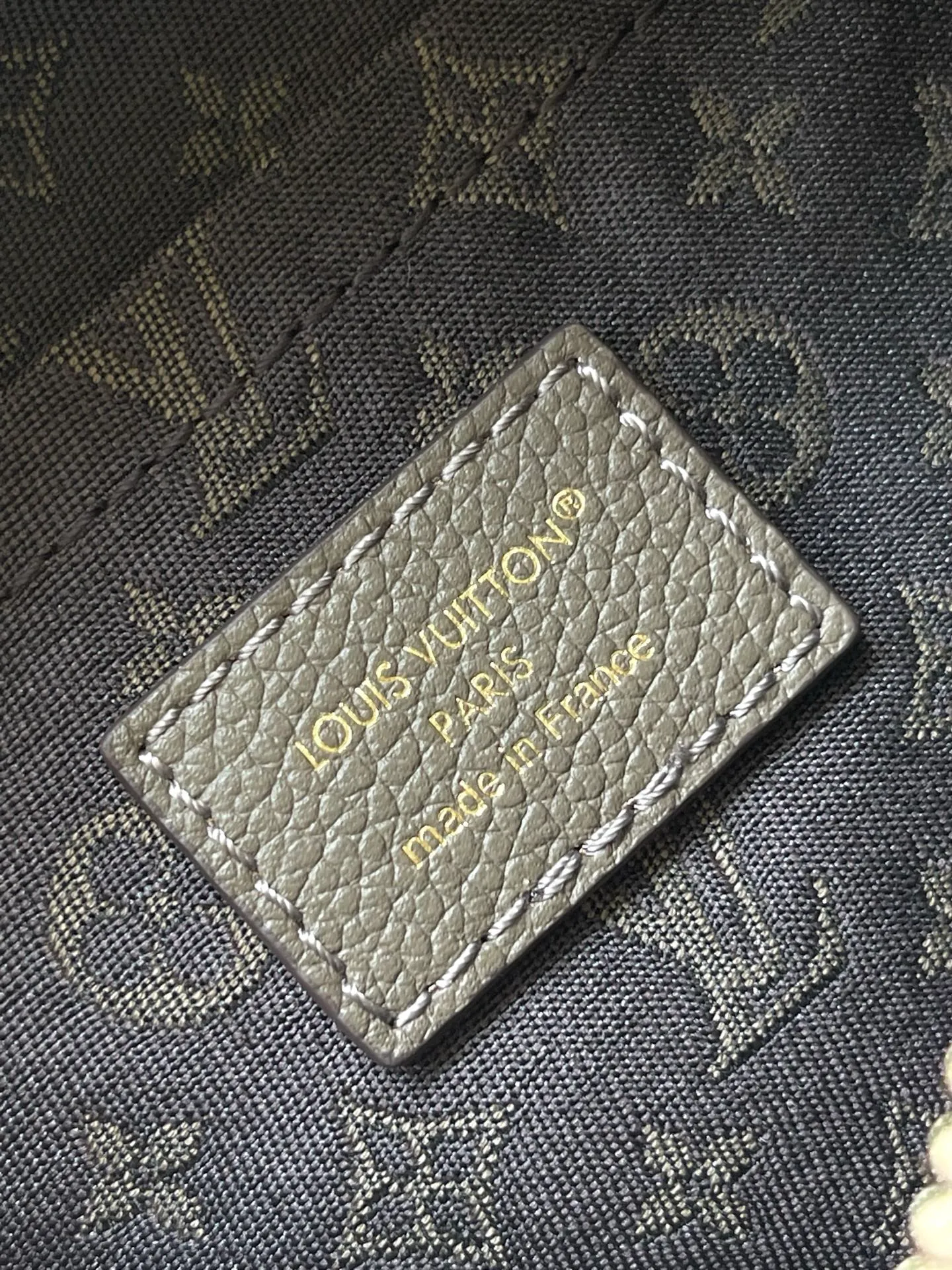 💰1140 (top layer leather) top original order M26360 This small Express handbag can be called an urban product, and its design is inspired by the brand’s classic Keepall travel bag. Carefully crafted from fine cow leather, decorated with Monogram classic pattern trim and lining, paired with metal hardware and iconic key cases and padlocks, it embodies the essence of Louis Vuitton's travel tradition. The compact size can accommodate daily belongings and can be carried in various ways, making it suitable for modern urban life. Dimensions: 26 × 17 × 13.5 cm