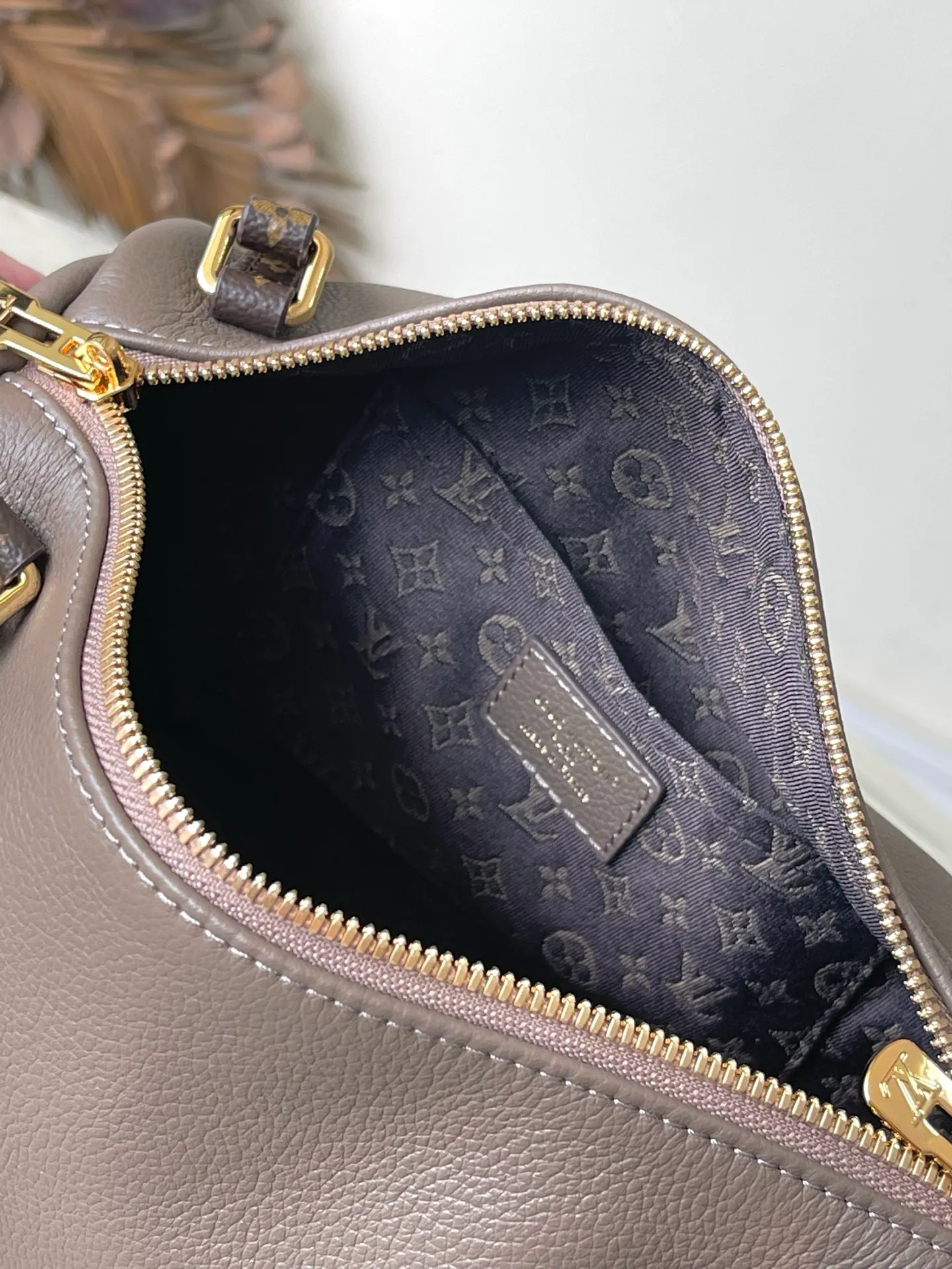 💰1140 (top layer leather) top original order M26360 This small Express handbag can be called an urban product, and its design is inspired by the brand’s classic Keepall travel bag. Carefully crafted from fine cow leather, decorated with Monogram classic pattern trim and lining, paired with metal hardware and iconic key cases and padlocks, it embodies the essence of Louis Vuitton's travel tradition. The compact size can accommodate daily belongings and can be carried in various ways, making it suitable for modern urban life. Dimensions: 26 × 17 × 13.5 cm