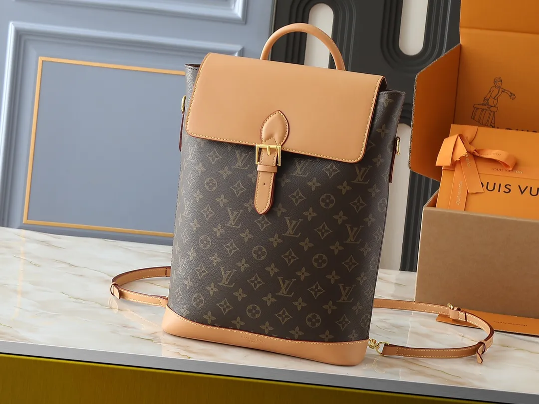 💰260💰Upgraded from the original M14653 M14651. This Soho medium backpack harkens back to the Arlequin backpack launched in 1996. It pays homage to Louis Vuitton's trunk-making heritage with cow leather trim and vintage buckles. The removable and adjustable leather shoulder strap makes it easy to switch between carrying methods, and the D-ring can be used to secure it, making it a perfect choice for daily travel. Dimensions: 24.0 x 32.0 x 9.0 cm (length x height x width)