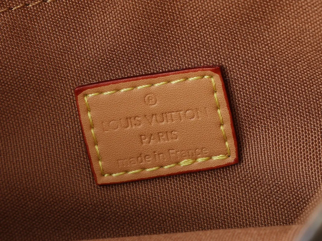 💰260💰Upgraded from the original M14653 M14651. This Soho medium backpack harkens back to the Arlequin backpack launched in 1996. It pays homage to Louis Vuitton's trunk-making heritage with cow leather trim and vintage buckles. The removable and adjustable leather shoulder strap makes it easy to switch between carrying methods, and the D-ring can be used to secure it, making it a perfect choice for daily travel. Dimensions: 24.0 x 32.0 x 9.0 cm (length x height x width)