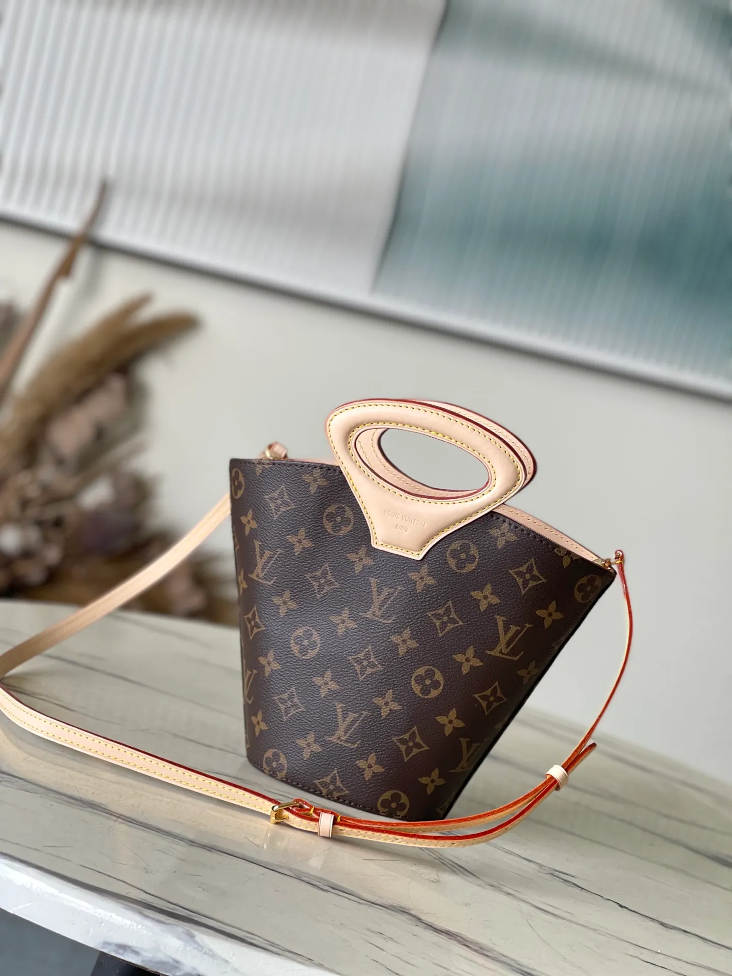💰1020 Top Original Order M14680 Nicolas Ghesquiere presents the Rivage BB handbag at the 2025 spring and summer show. It is cut into a bucket shape from Monogram canvas and reinterprets the Noctambule handbag launched by Louis Vuitton in 1999. The hard suitcase-style handle, LV-engraved padlock and leather luggage tag highlight classic elements, and the shoulder strap allows for convenient cross-body wear. Dimensions: 12 × 18 × 7 cm