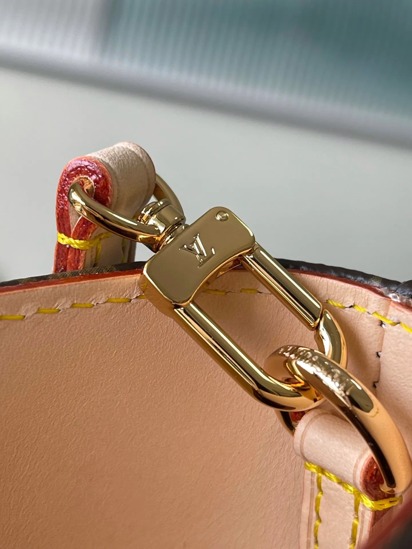 💰1020 Top Original Order M14680 Nicolas Ghesquiere presents the Rivage BB handbag at the 2025 spring and summer show. It is cut into a bucket shape from Monogram canvas and reinterprets the Noctambule handbag launched by Louis Vuitton in 1999. The hard suitcase-style handle, LV-engraved padlock and leather luggage tag highlight classic elements, and the shoulder strap allows for convenient cross-body wear. Dimensions: 12 × 18 × 7 cm