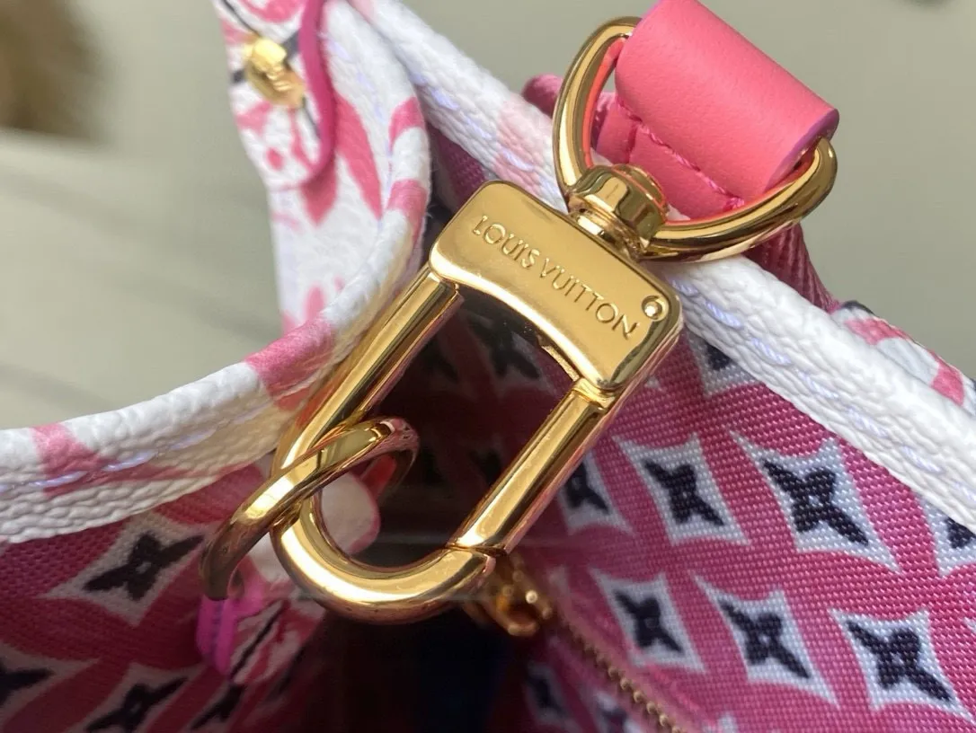 💰960 Top Original M22976 Pink This OnTheGo small handbag is made of canvas with a light Giant Monogram pattern, and detailed Monogram flowers are traced on the trim and top handle, showing the inspiration of traditional Portuguese tiles. Removable and adjustable shoulder strap for comfortable shoulder carrying experience. Dimensions: 25 x 19 x 11.5 cm