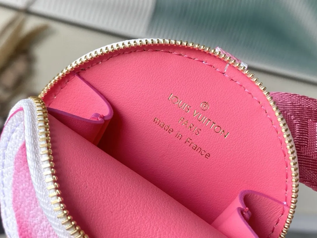 💰960 Top Original M22976 Pink This OnTheGo small handbag is made of canvas with a light Giant Monogram pattern, and detailed Monogram flowers are traced on the trim and top handle, showing the inspiration of traditional Portuguese tiles. Removable and adjustable shoulder strap for comfortable shoulder carrying experience. Dimensions: 25 x 19 x 11.5 cm