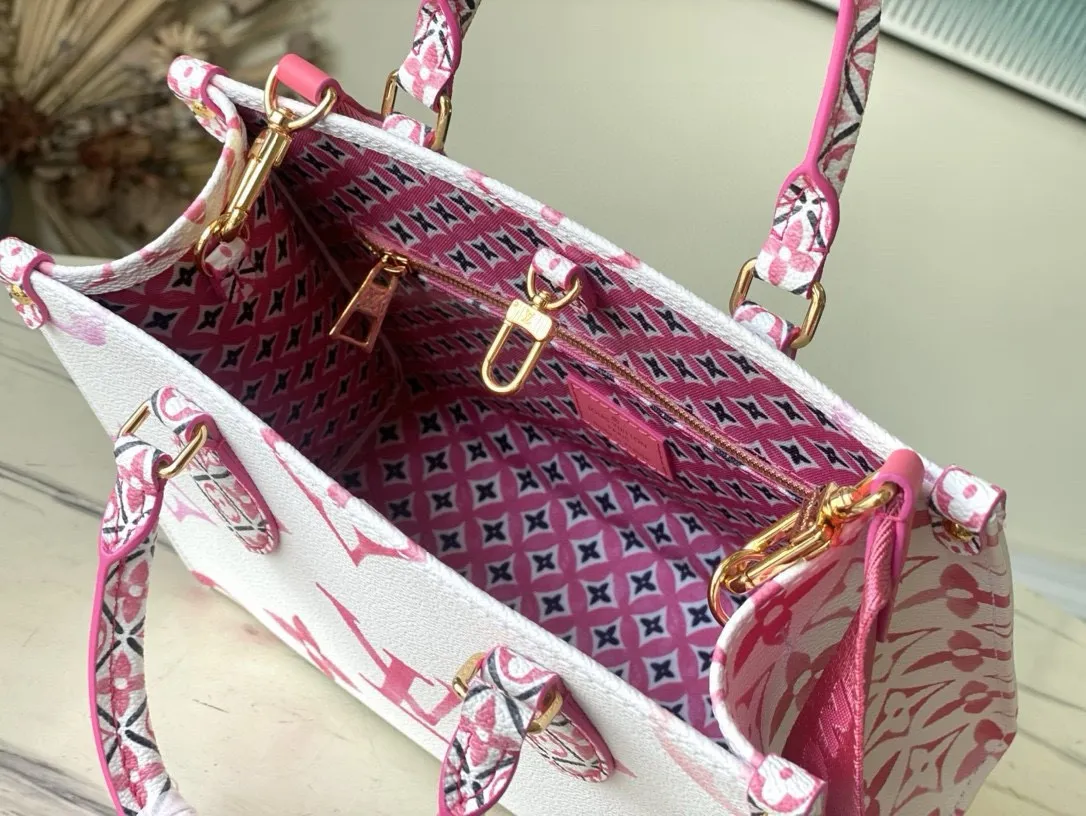💰960 Top Original M22976 Pink This OnTheGo small handbag is made of canvas with a light Giant Monogram pattern, and detailed Monogram flowers are traced on the trim and top handle, showing the inspiration of traditional Portuguese tiles. Removable and adjustable shoulder strap for comfortable shoulder carrying experience. Dimensions: 25 x 19 x 11.5 cm