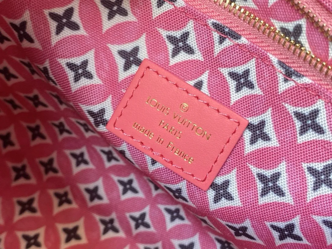 💰960 Top Original M22976 Pink This OnTheGo small handbag is made of canvas with a light Giant Monogram pattern, and detailed Monogram flowers are traced on the trim and top handle, showing the inspiration of traditional Portuguese tiles. Removable and adjustable shoulder strap for comfortable shoulder carrying experience. Dimensions: 25 x 19 x 11.5 cm