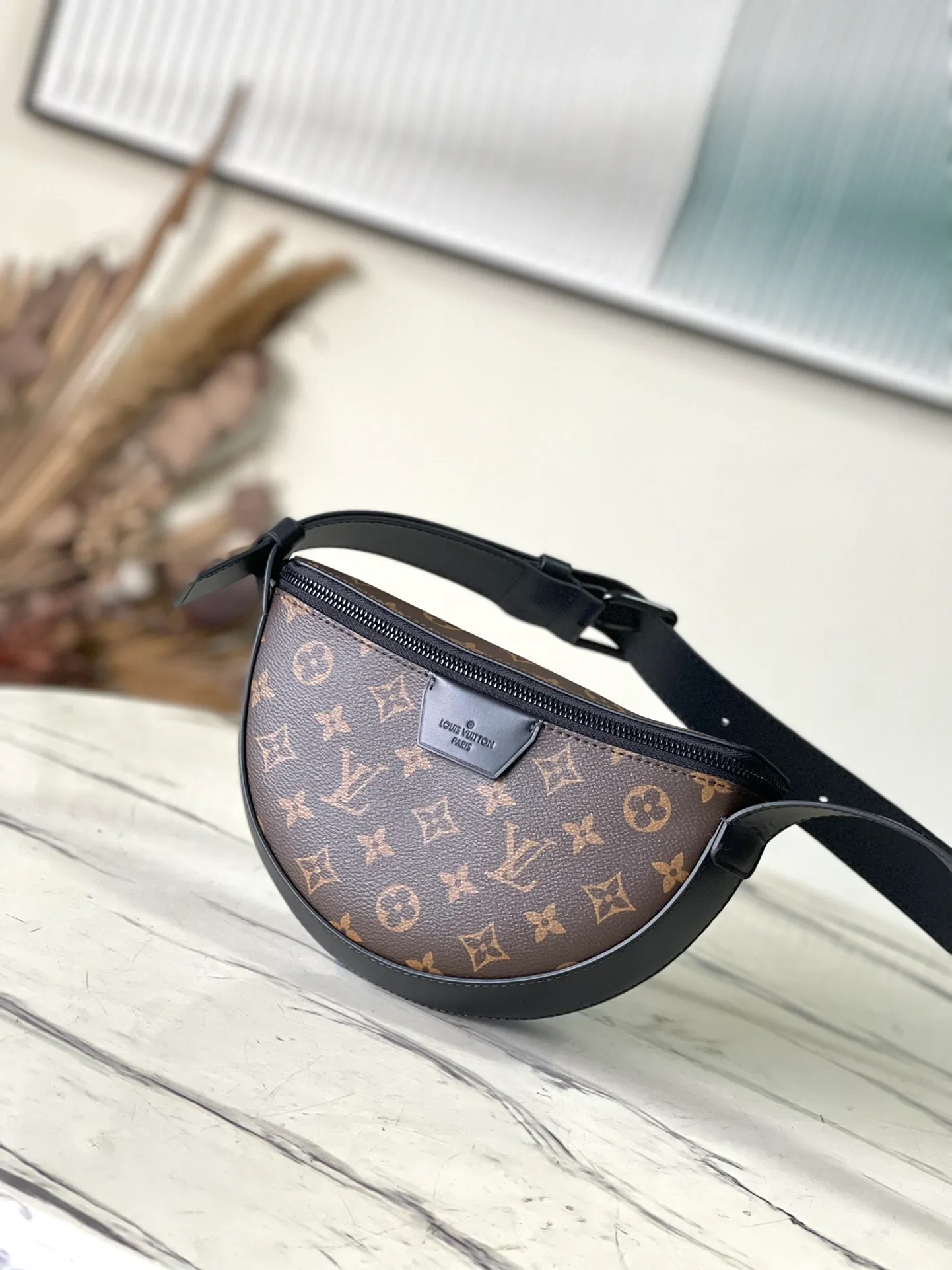 💰780 Top Original Order M23835 Presbyopia This LV Moon Crossbodfy handbag is made of Monogram Ecipse coated canvas with leather trim and shoulder straps, which is self-evidently elegant. The half-moon wheels allow for cross-body carry, allowing you to easily store your cell phone, small wallet, and headphones. Dimensions: 24.5 × 16 × 4.5 cm