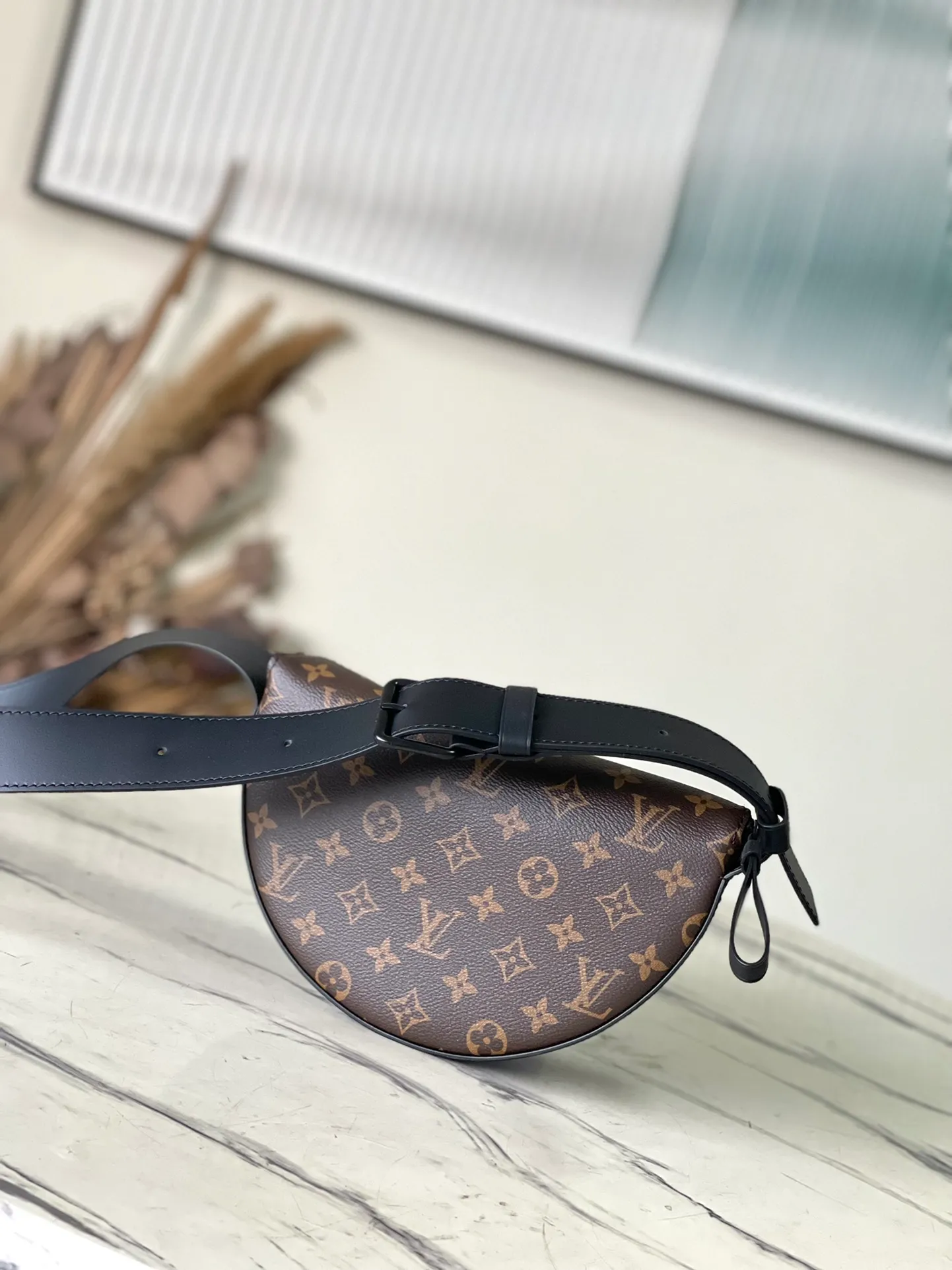 💰780 Top Original Order M23835 Presbyopia This LV Moon Crossbodfy handbag is made of Monogram Ecipse coated canvas with leather trim and shoulder straps, which is self-evidently elegant. The half-moon wheels allow for cross-body carry, allowing you to easily store your cell phone, small wallet, and headphones. Dimensions: 24.5 × 16 × 4.5 cm