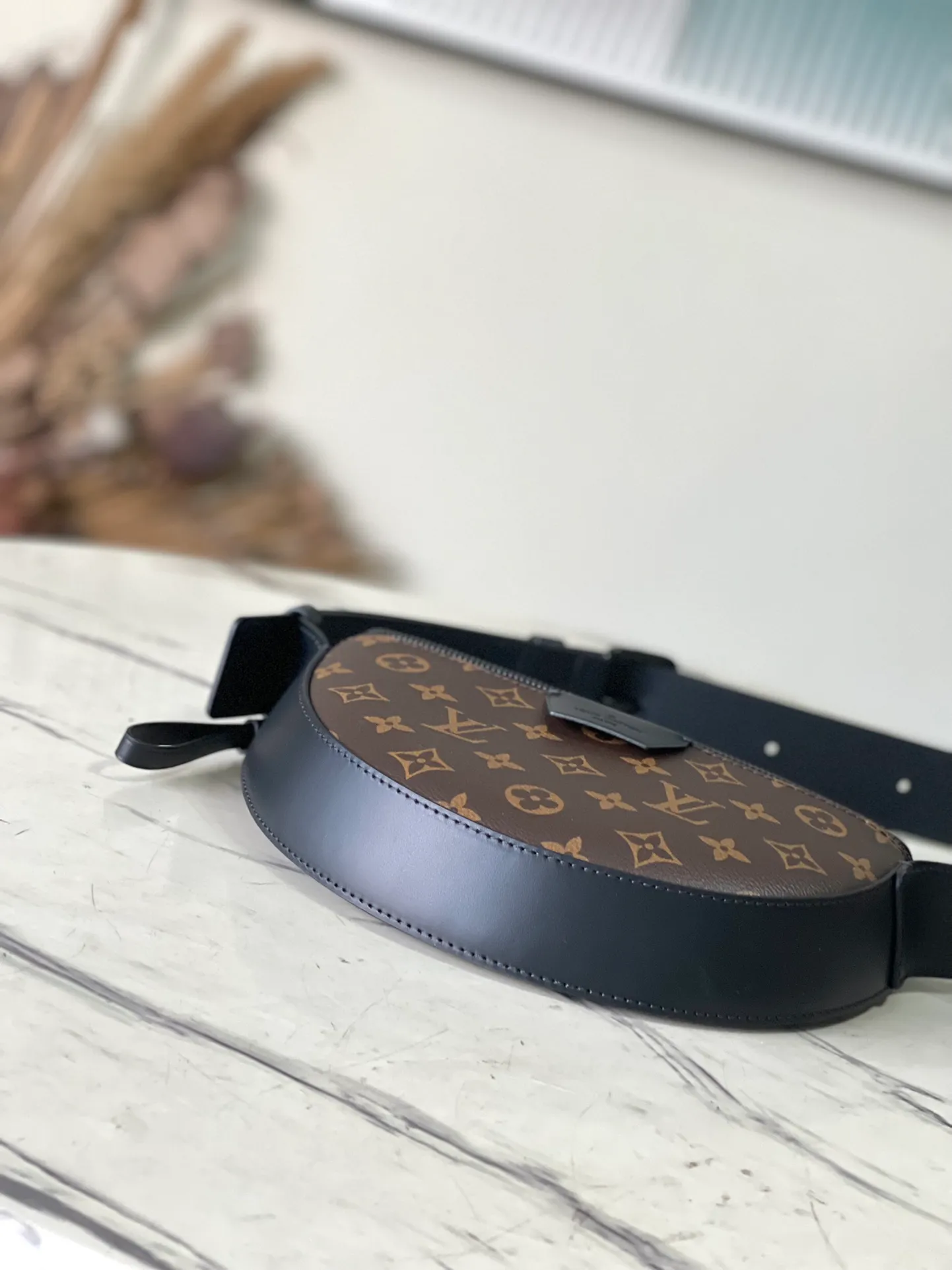 💰780 Top Original Order M23835 Presbyopia This LV Moon Crossbodfy handbag is made of Monogram Ecipse coated canvas with leather trim and shoulder straps, which is self-evidently elegant. The half-moon wheels allow for cross-body carry, allowing you to easily store your cell phone, small wallet, and headphones. Dimensions: 24.5 × 16 × 4.5 cm