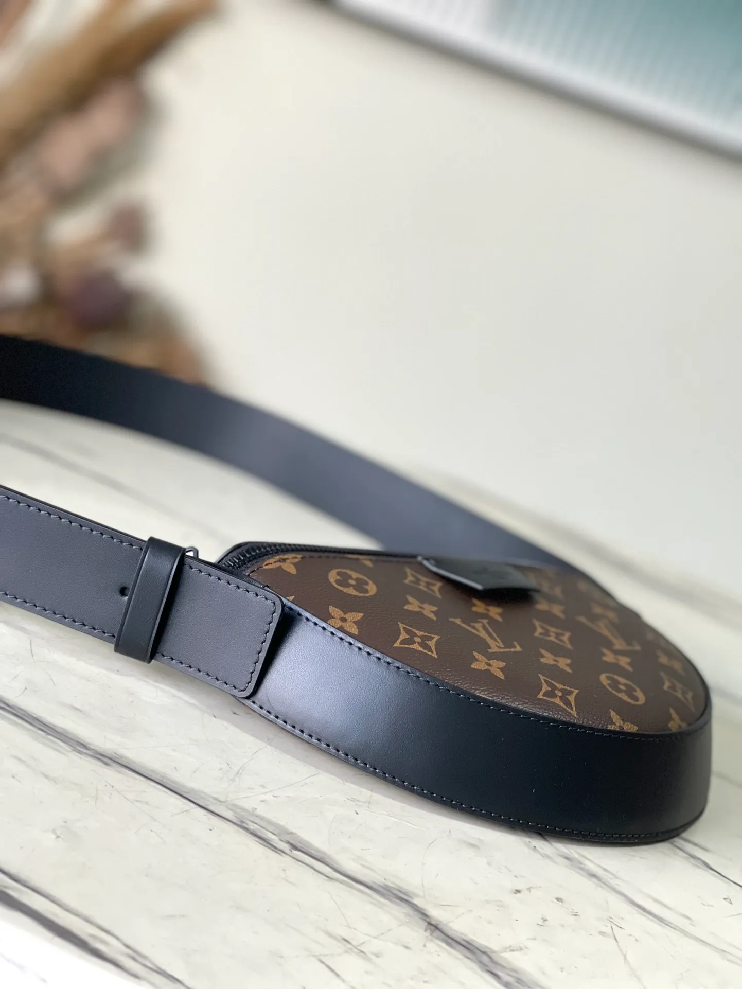 💰780 Top Original Order M23835 Presbyopia This LV Moon Crossbodfy handbag is made of Monogram Ecipse coated canvas with leather trim and shoulder straps, which is self-evidently elegant. The half-moon wheels allow for cross-body carry, allowing you to easily store your cell phone, small wallet, and headphones. Dimensions: 24.5 × 16 × 4.5 cm
