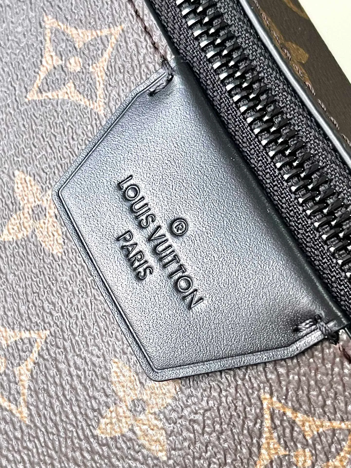 💰780 Top Original Order M23835 Presbyopia This LV Moon Crossbodfy handbag is made of Monogram Ecipse coated canvas with leather trim and shoulder straps, which is self-evidently elegant. The half-moon wheels allow for cross-body carry, allowing you to easily store your cell phone, small wallet, and headphones. Dimensions: 24.5 × 16 × 4.5 cm