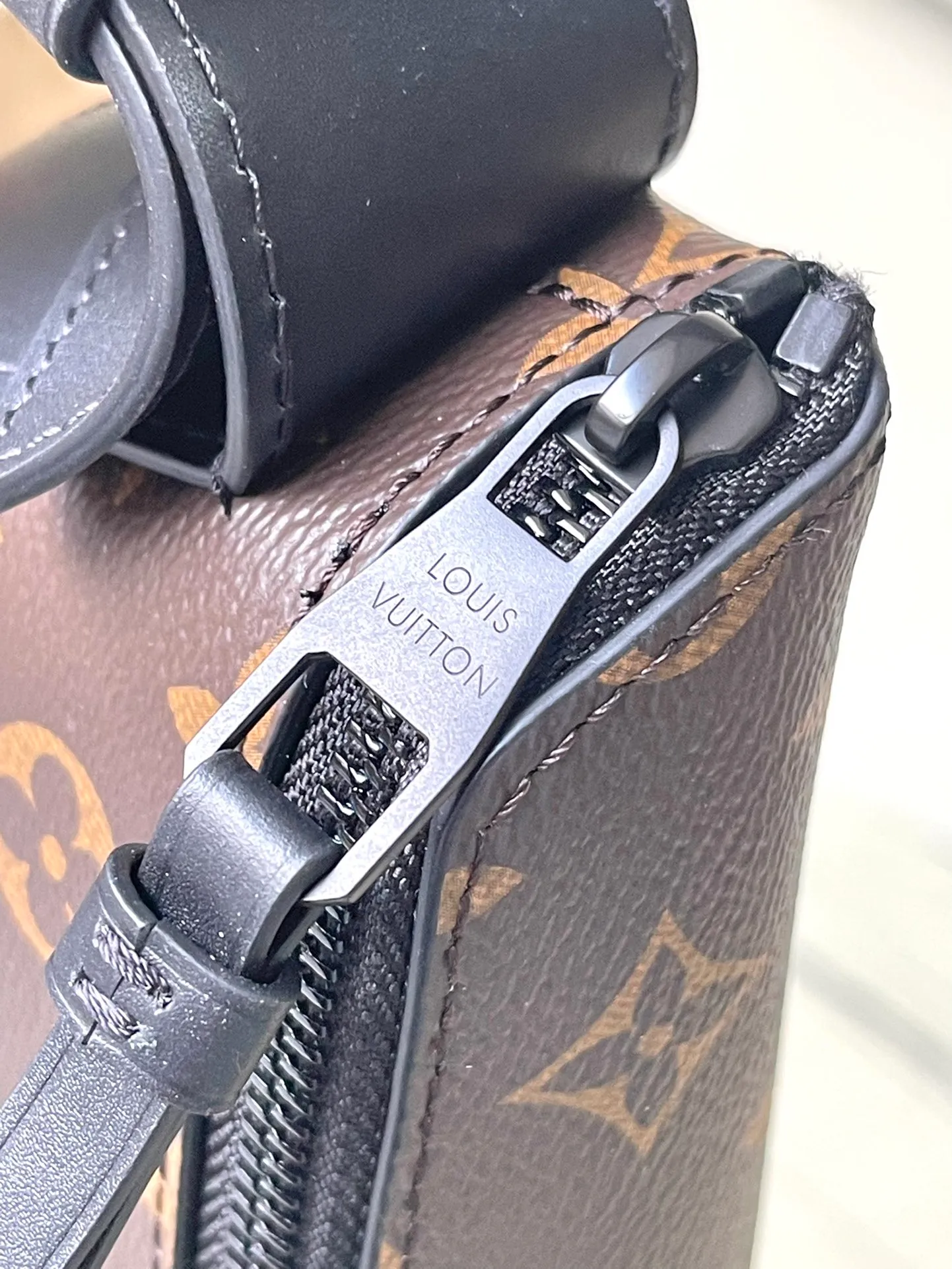 💰780 Top Original Order M23835 Presbyopia This LV Moon Crossbodfy handbag is made of Monogram Ecipse coated canvas with leather trim and shoulder straps, which is self-evidently elegant. The half-moon wheels allow for cross-body carry, allowing you to easily store your cell phone, small wallet, and headphones. Dimensions: 24.5 × 16 × 4.5 cm