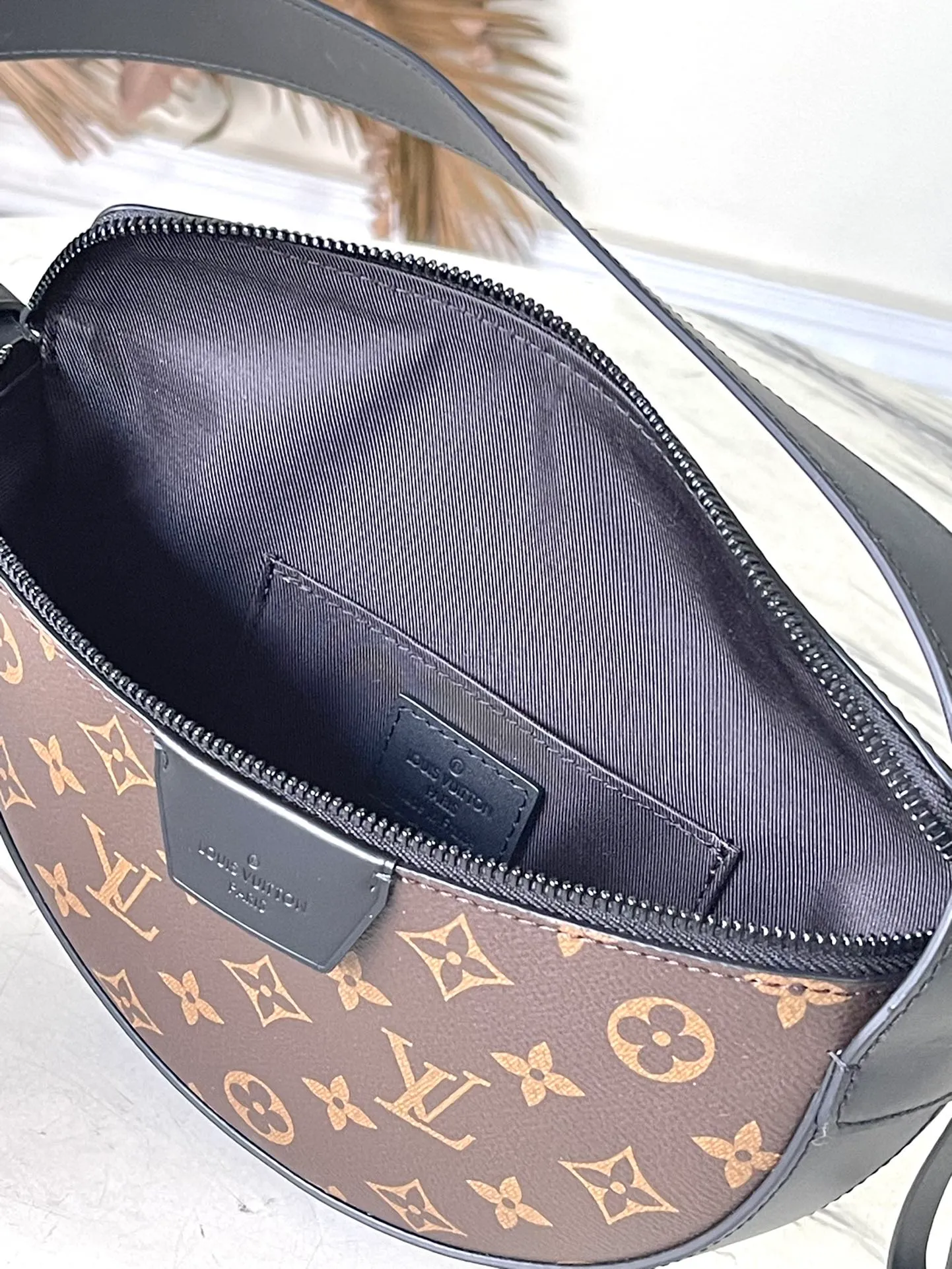 💰780 Top Original Order M23835 Presbyopia This LV Moon Crossbodfy handbag is made of Monogram Ecipse coated canvas with leather trim and shoulder straps, which is self-evidently elegant. The half-moon wheels allow for cross-body carry, allowing you to easily store your cell phone, small wallet, and headphones. Dimensions: 24.5 × 16 × 4.5 cm