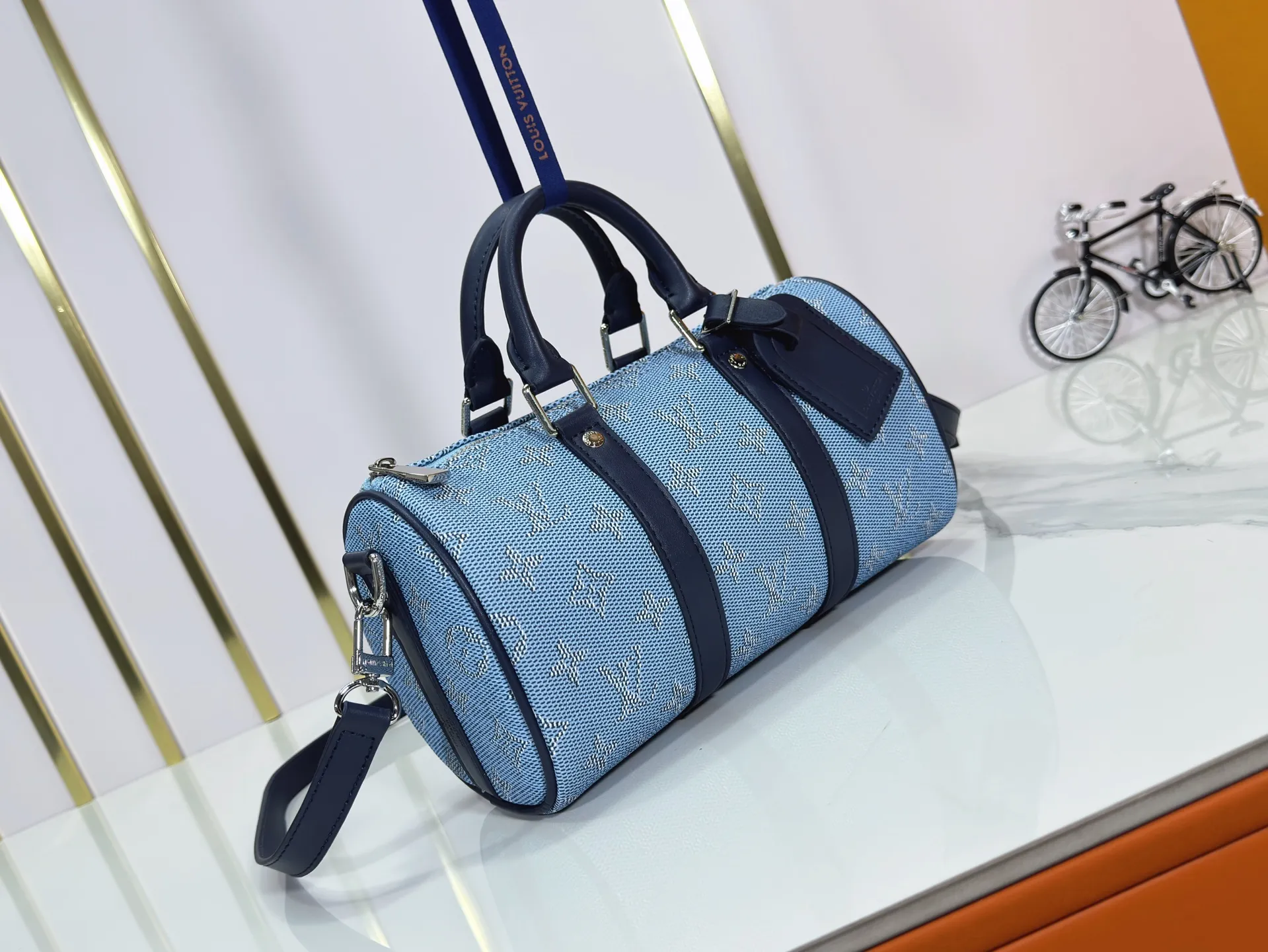 P240 Upgraded original M14078 M01942 M15076 M24434 M46271 M20900 M46249 This handbag condenses the classic silhouette of the Keepall travel bag. It is made of Monogram embossed Taurillon leather. Its compact shape is suitable for storing small items such as mobile phones and wallets. With its clever use of leather handles and detachable shoulder strap, it's easy to carry with you in trendy style. Detailed features Dimensions: 25✘15✘11 cm