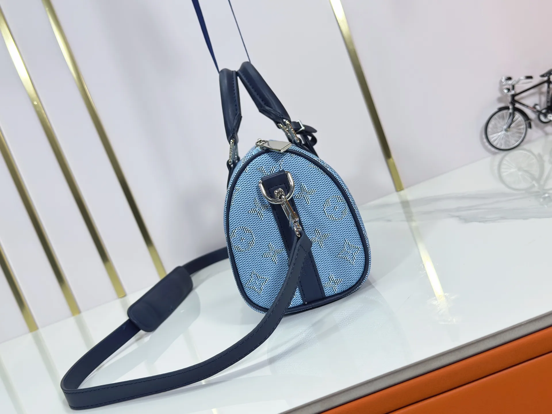 P240 Upgraded original M14078 M01942 M15076 M24434 M46271 M20900 M46249 This handbag condenses the classic silhouette of the Keepall travel bag. It is made of Monogram embossed Taurillon leather. Its compact shape is suitable for storing small items such as mobile phones and wallets. With its clever use of leather handles and detachable shoulder strap, it's easy to carry with you in trendy style. Detailed features Dimensions: 25✘15✘11 cm