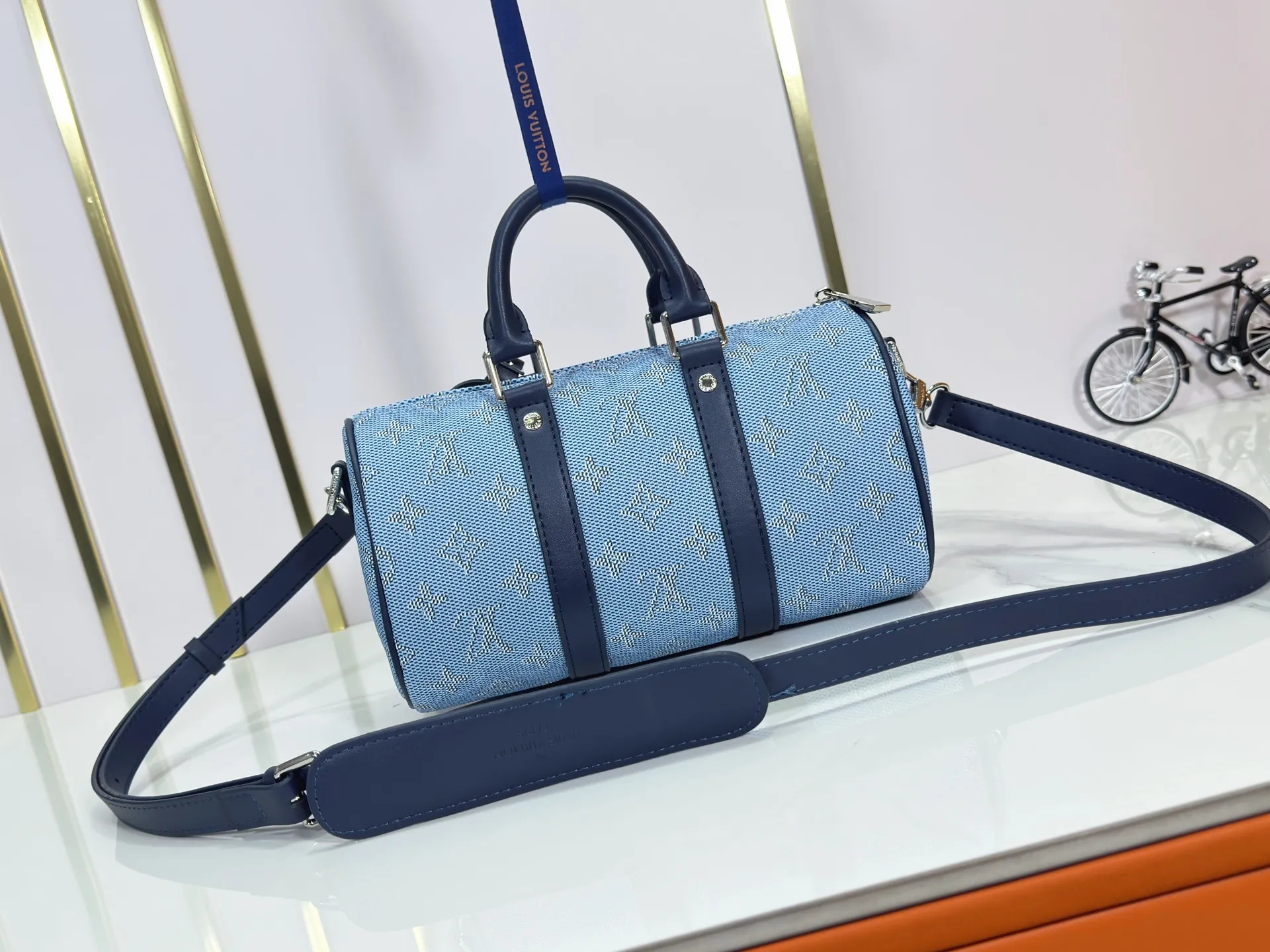 P240 Upgraded original M14078 M01942 M15076 M24434 M46271 M20900 M46249 This handbag condenses the classic silhouette of the Keepall travel bag. It is made of Monogram embossed Taurillon leather. Its compact shape is suitable for storing small items such as mobile phones and wallets. With its clever use of leather handles and detachable shoulder strap, it's easy to carry with you in trendy style. Detailed features Dimensions: 25✘15✘11 cm